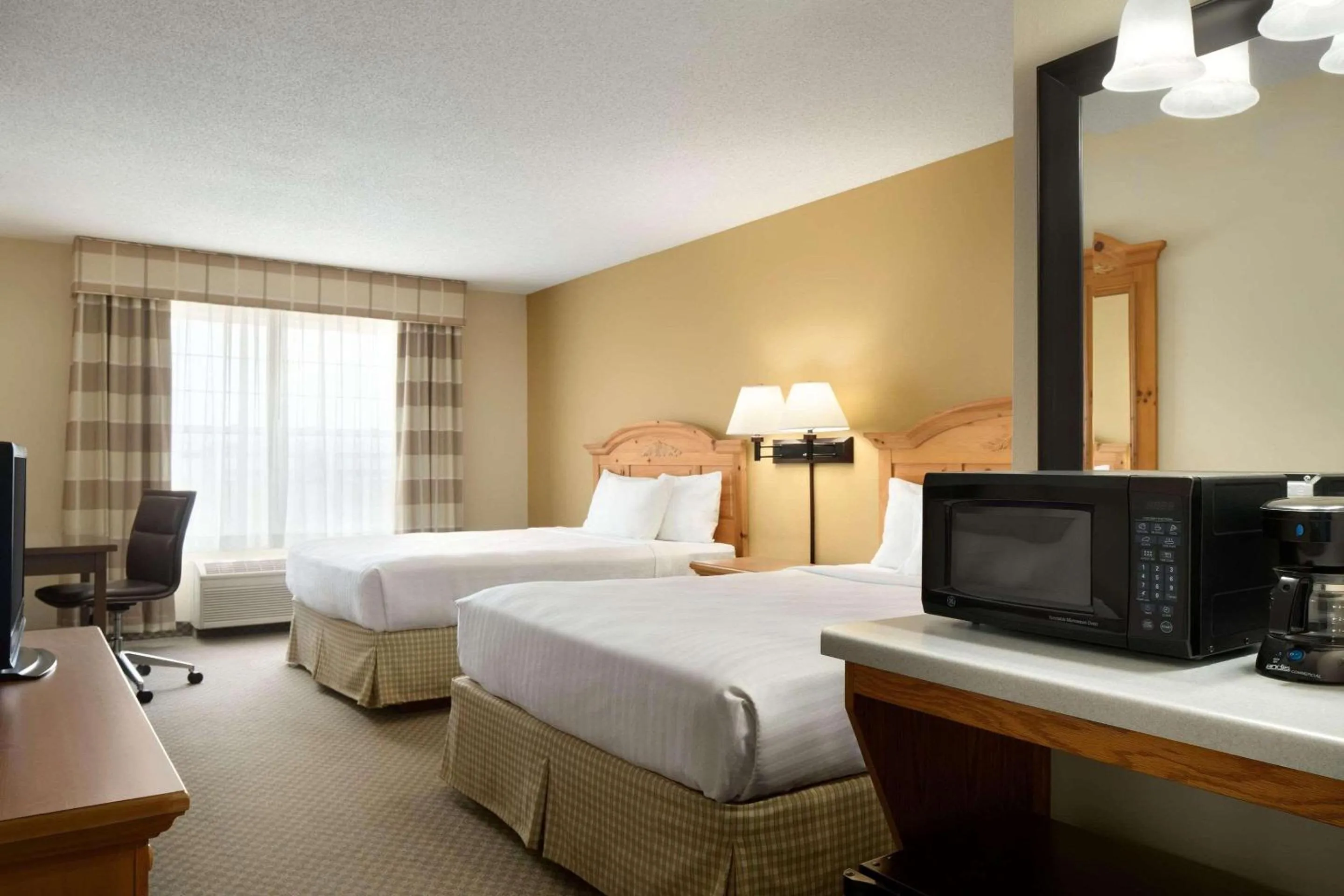 Bedroom, Bed in Country Inn & Suites by Radisson, Grinnell, IA