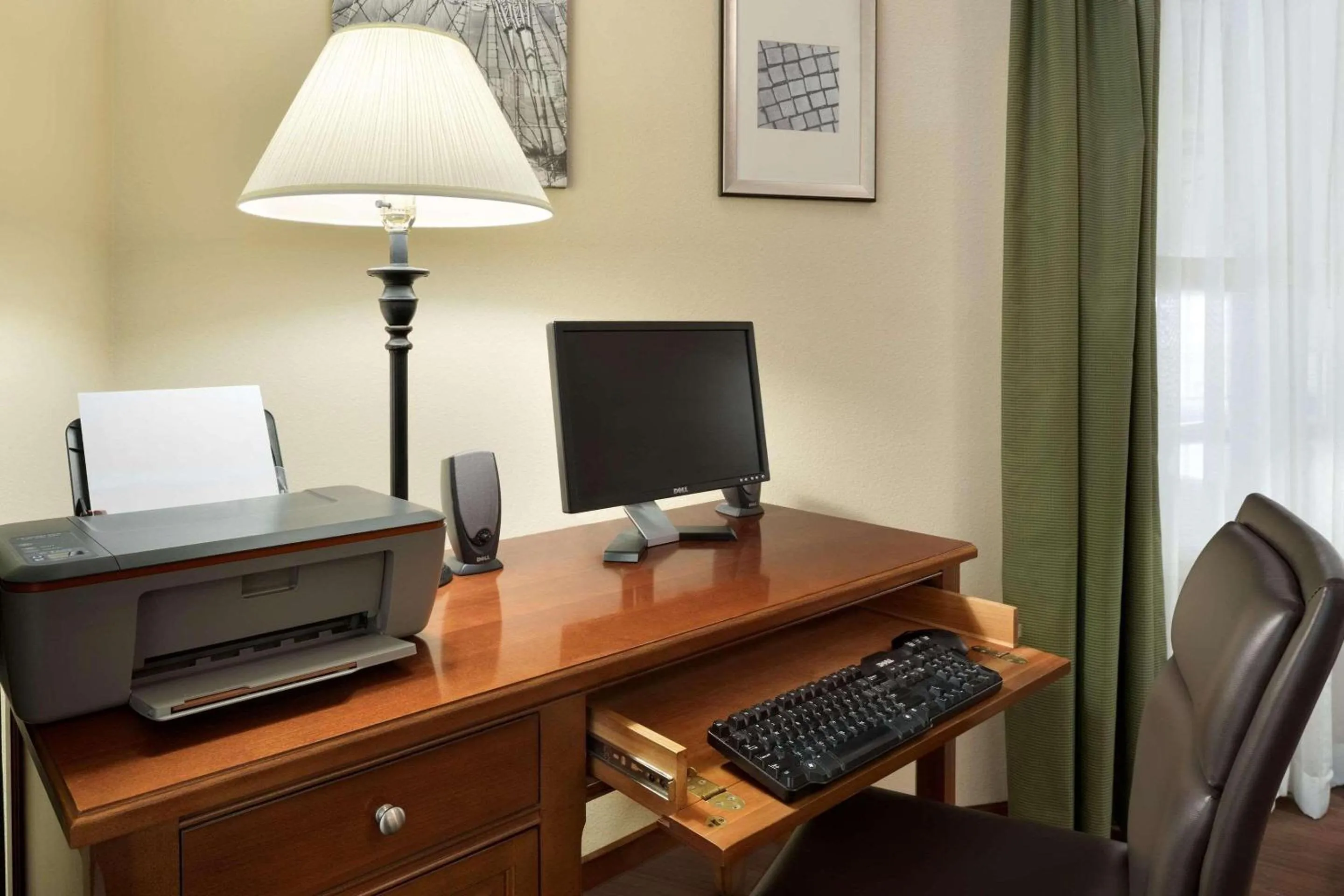 Business facilities in Country Inn & Suites by Radisson, Grinnell, IA