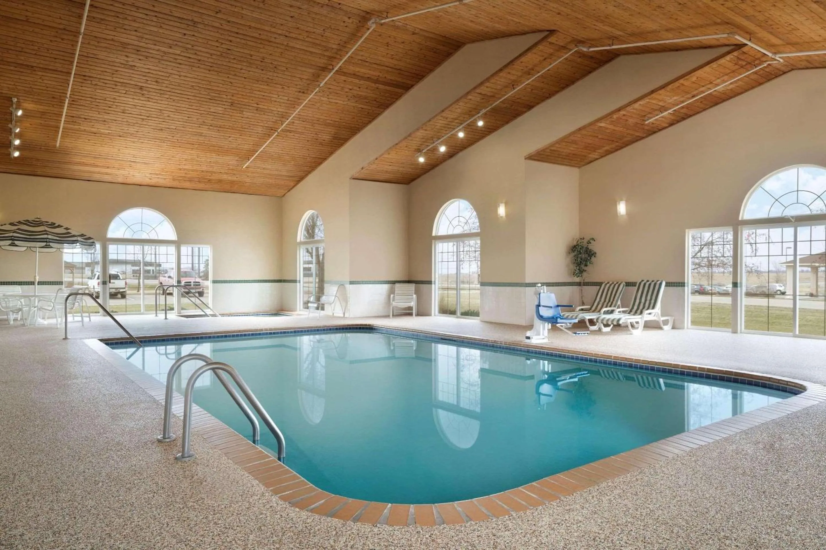 Swimming pool in Country Inn & Suites by Radisson, Grinnell, IA