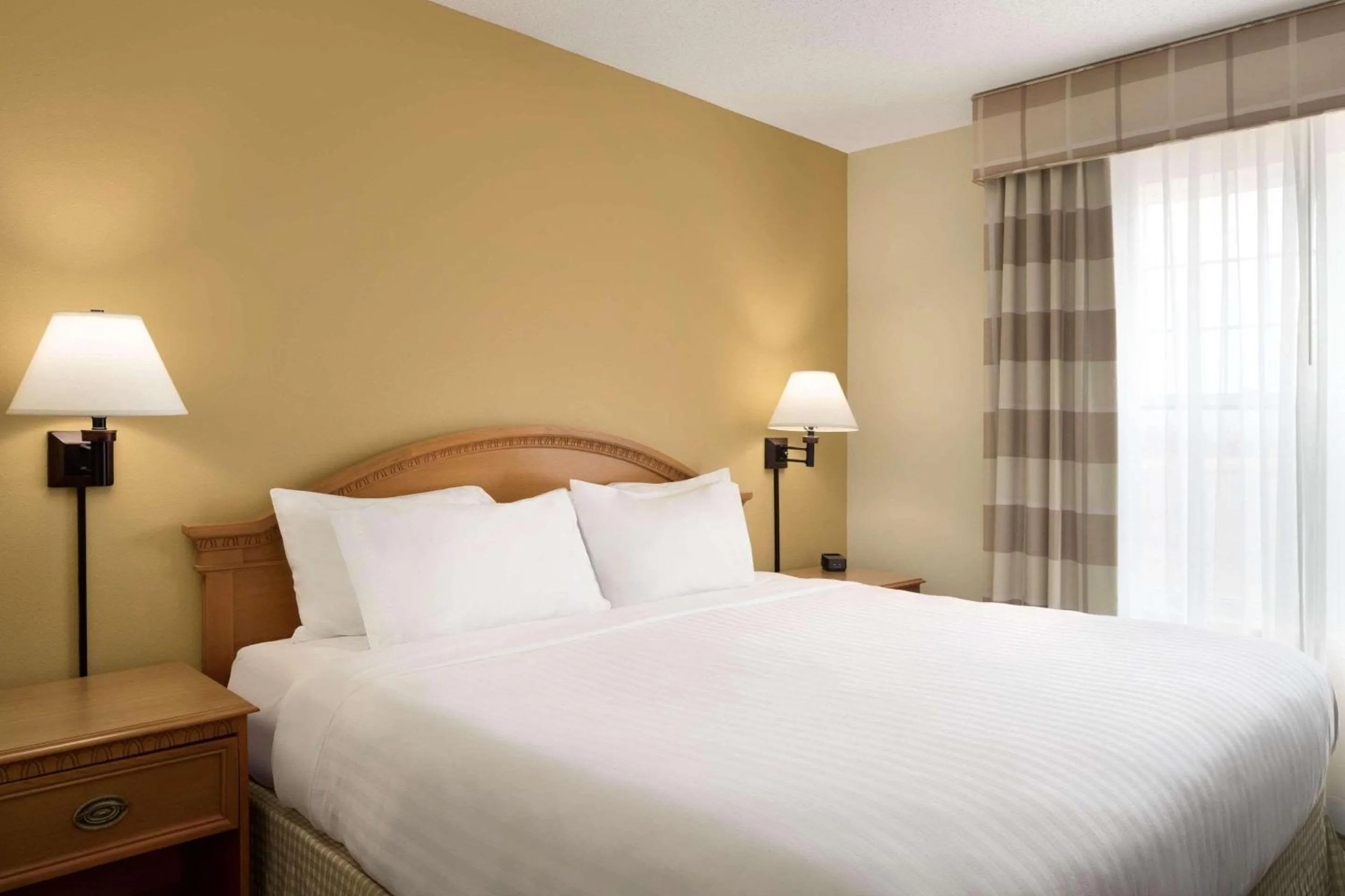 Bedroom, Bed in Country Inn & Suites by Radisson, Grinnell, IA