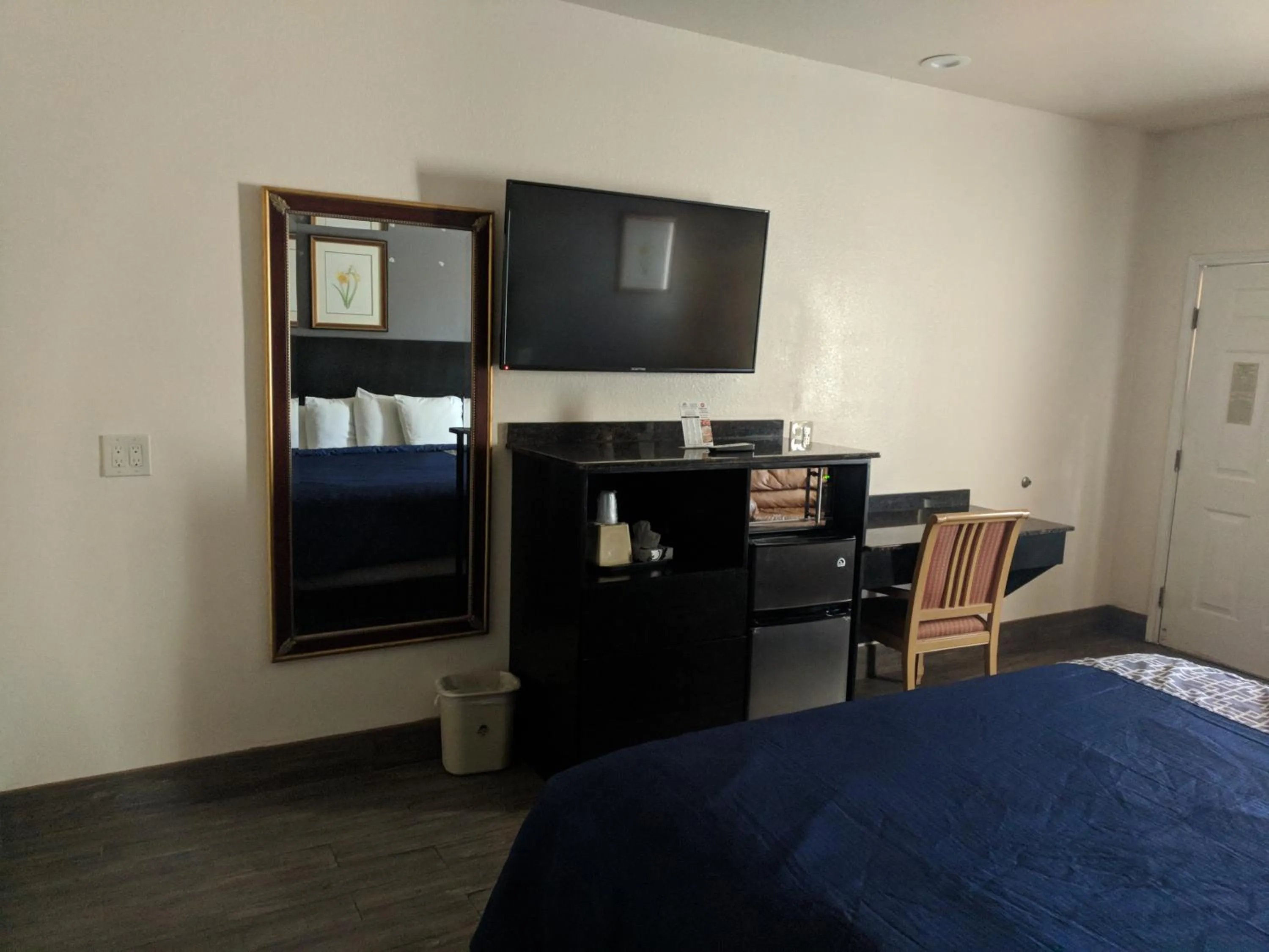 Bedroom, Bed in Americas Best Value Inn - Brownsville