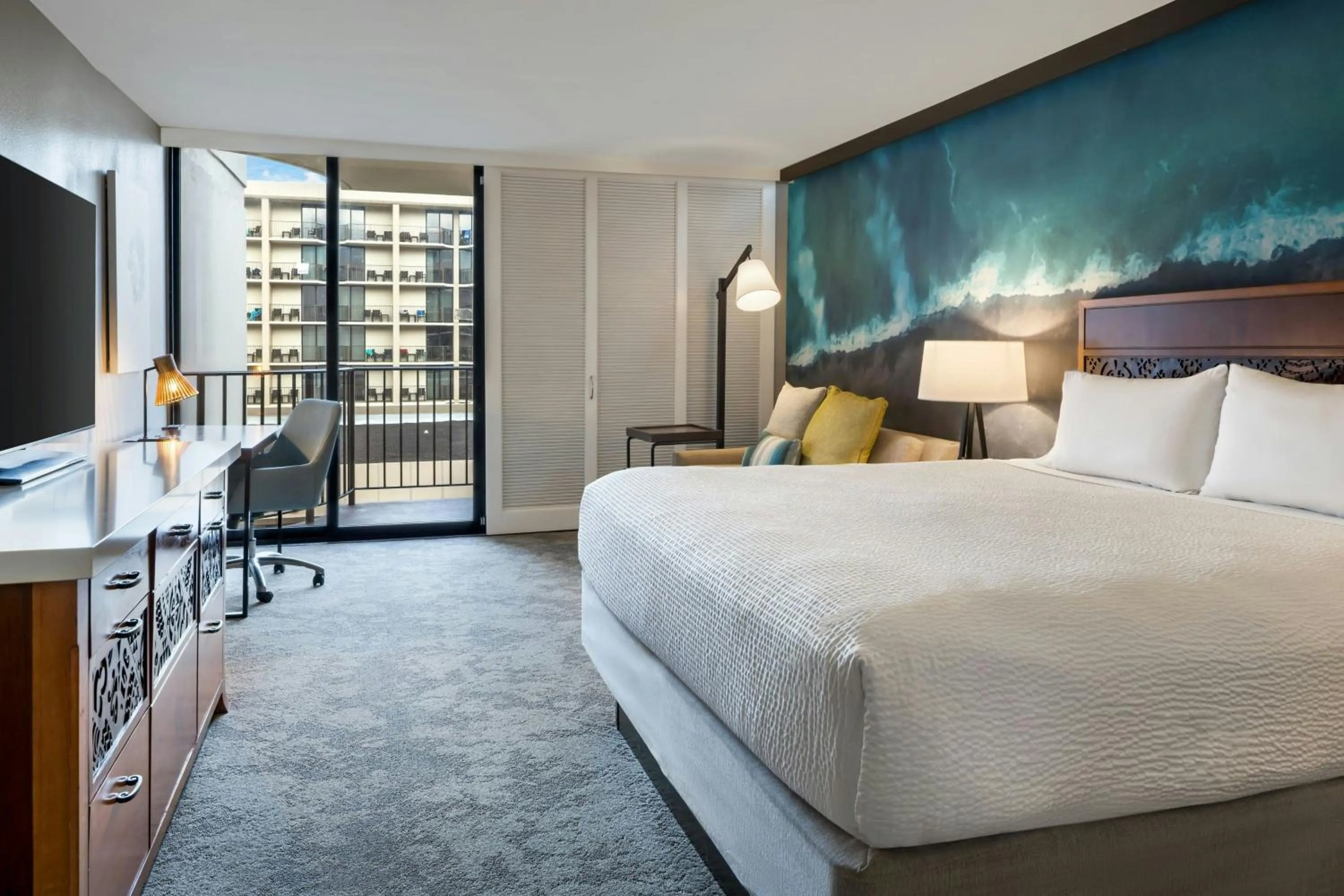 Photo of the whole room, Bed in Courtyard by Marriott King Kamehameha's Kona Beach Hotel