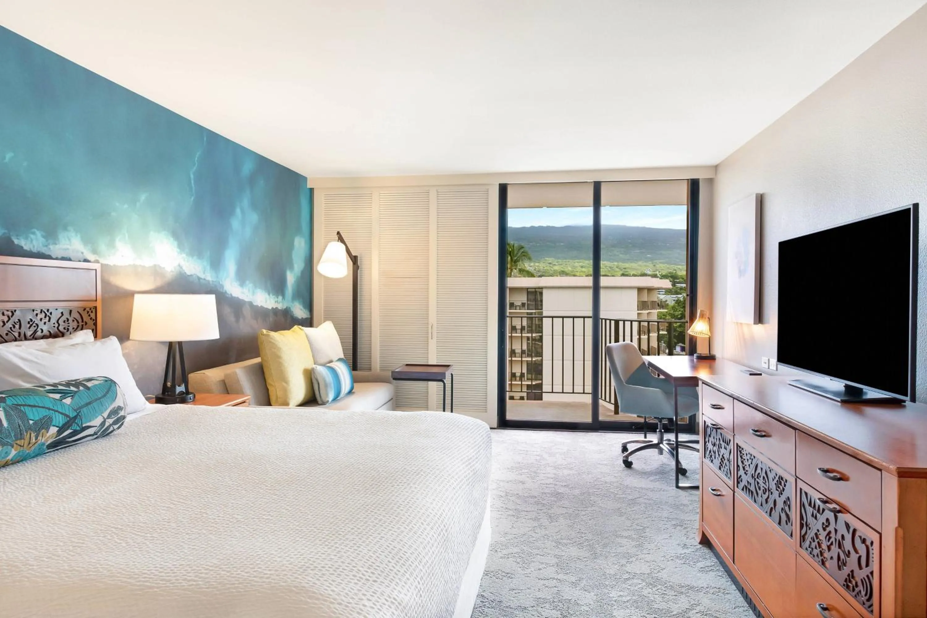Photo of the whole room, Bed in Courtyard by Marriott King Kamehameha's Kona Beach Hotel