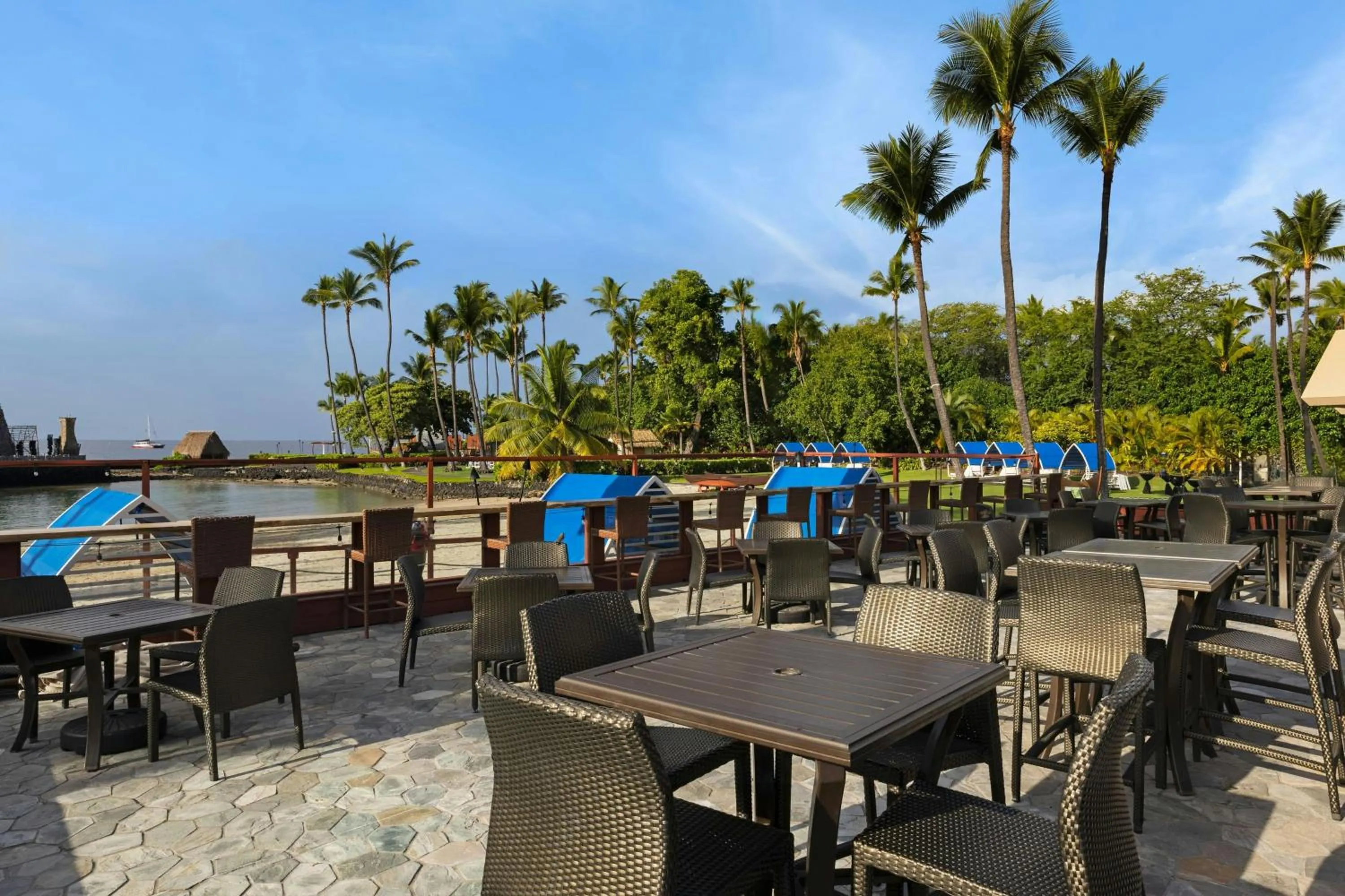 Lounge or bar in Courtyard by Marriott King Kamehameha's Kona Beach Hotel