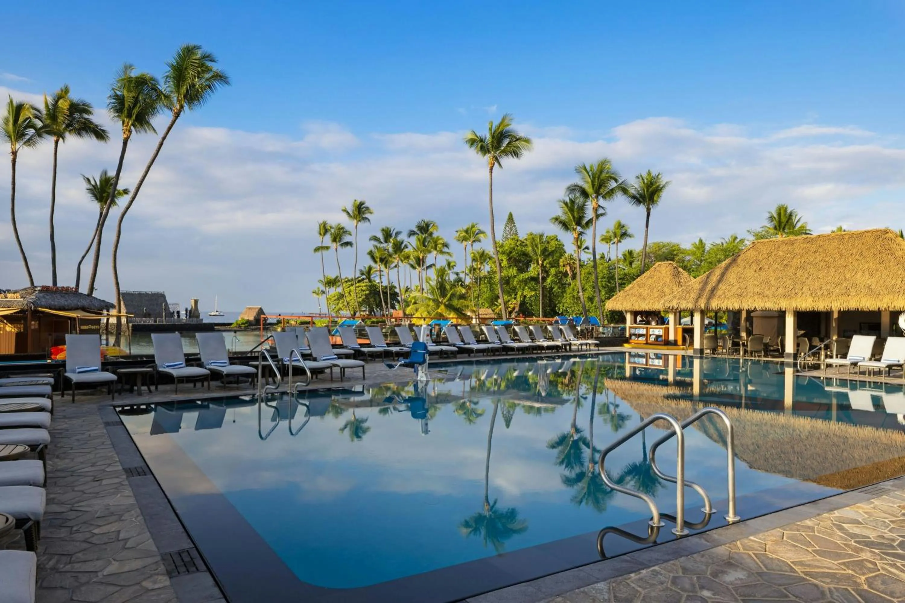 Swimming pool in Courtyard by Marriott King Kamehameha's Kona Beach Hotel