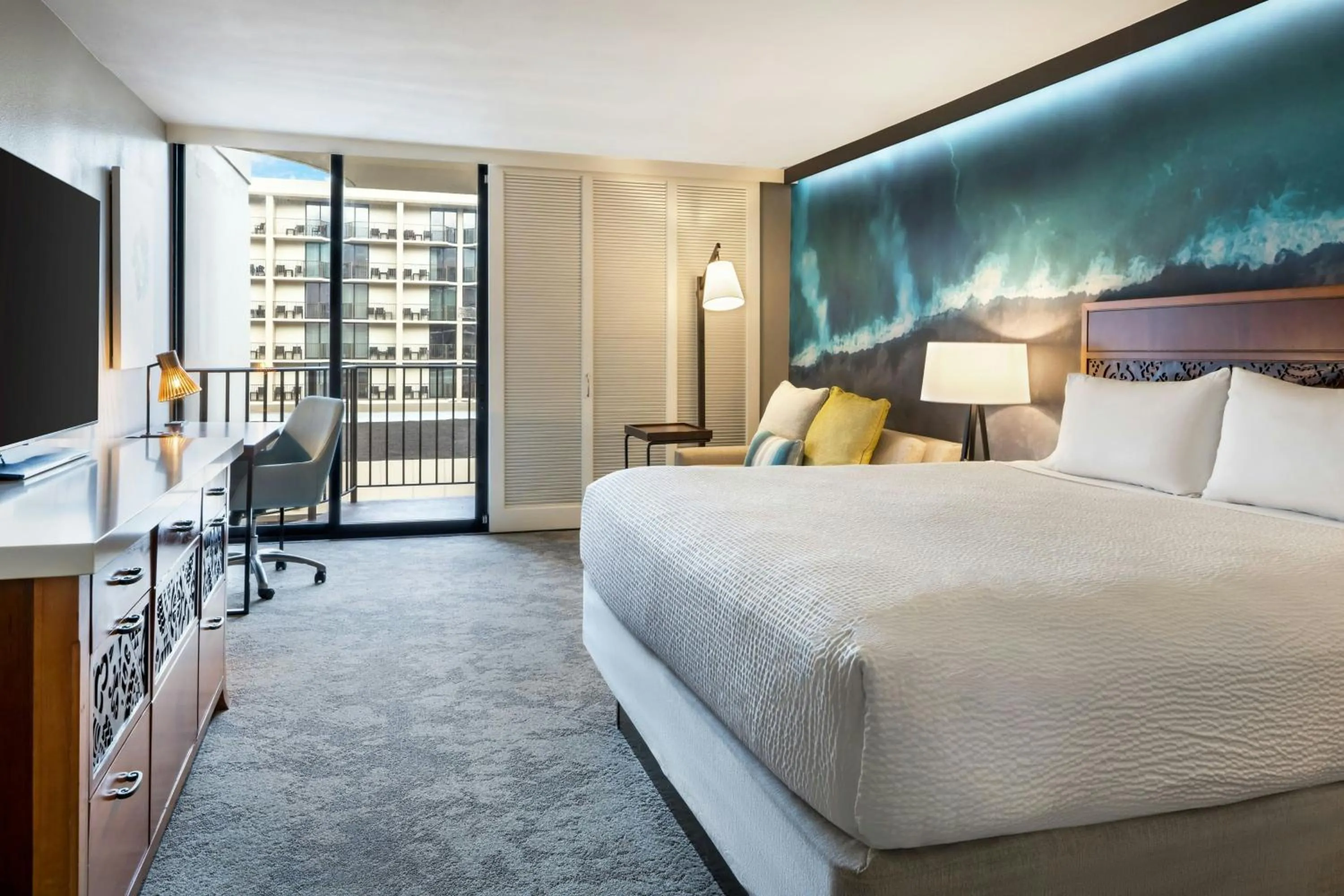 Photo of the whole room, Bed in Courtyard by Marriott King Kamehameha's Kona Beach Hotel