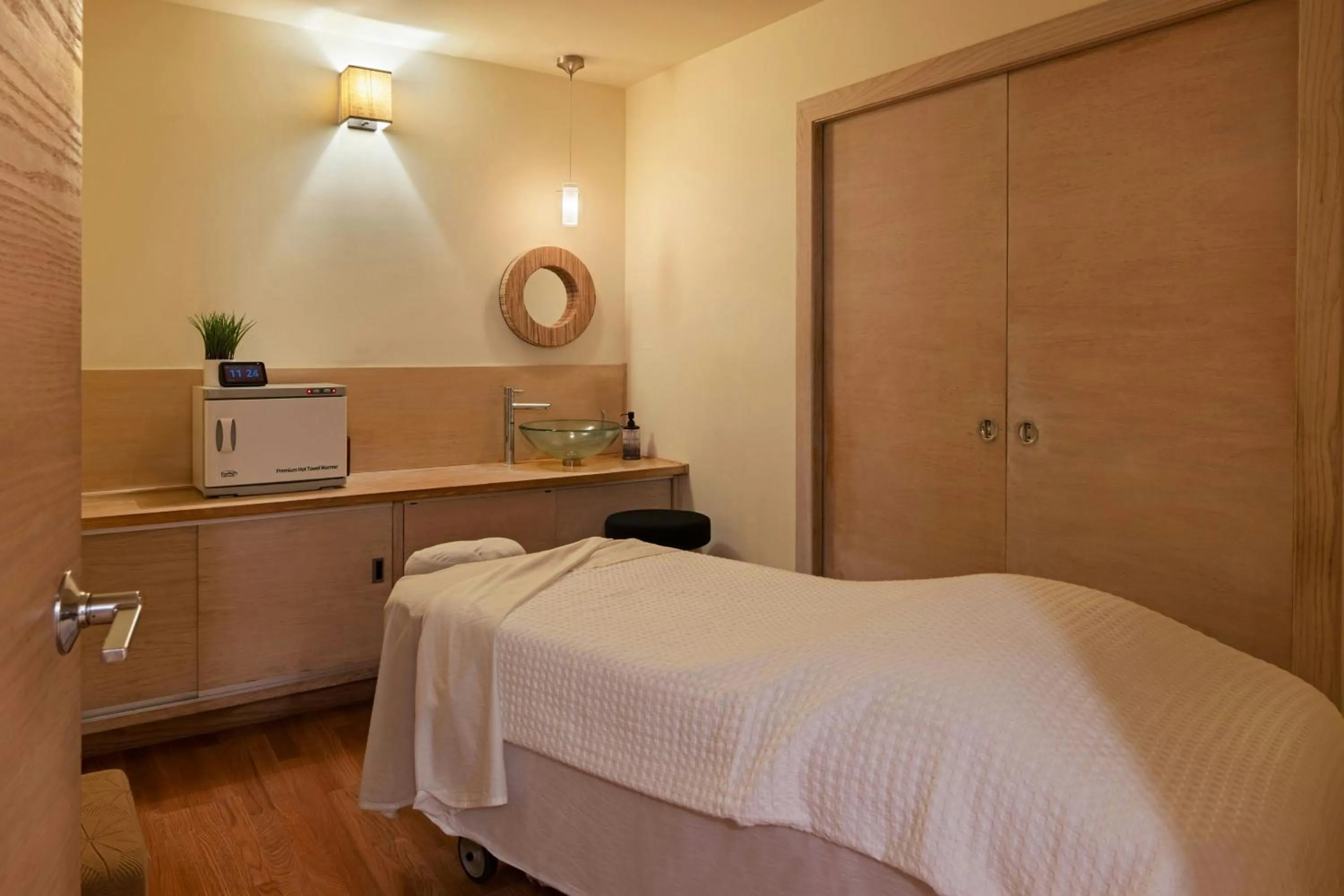 Spa and wellness centre/facilities, Bed in Courtyard by Marriott King Kamehameha's Kona Beach Hotel