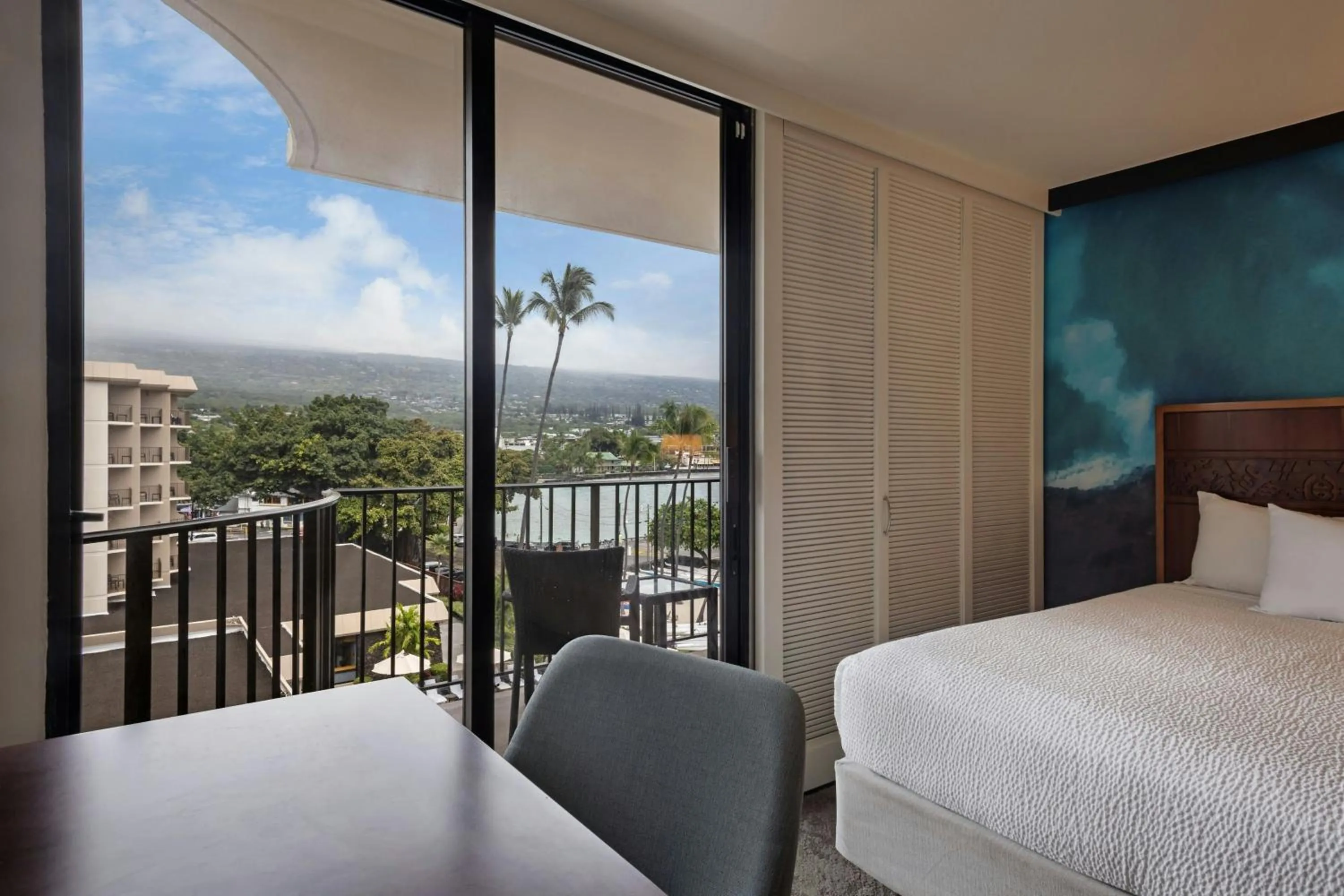 Photo of the whole room, Bed in Courtyard by Marriott King Kamehameha's Kona Beach Hotel
