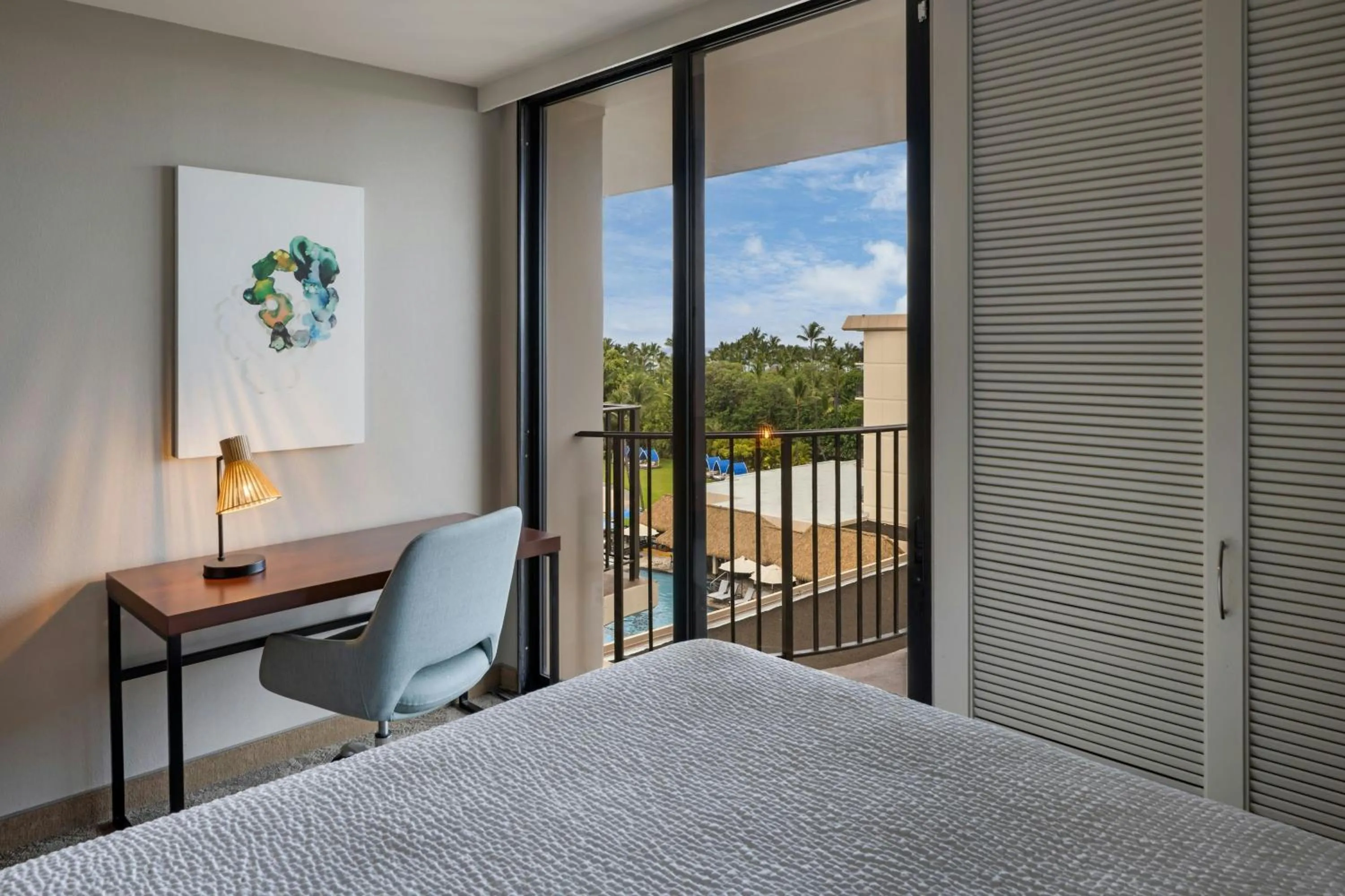 Photo of the whole room, Bed in Courtyard by Marriott King Kamehameha's Kona Beach Hotel