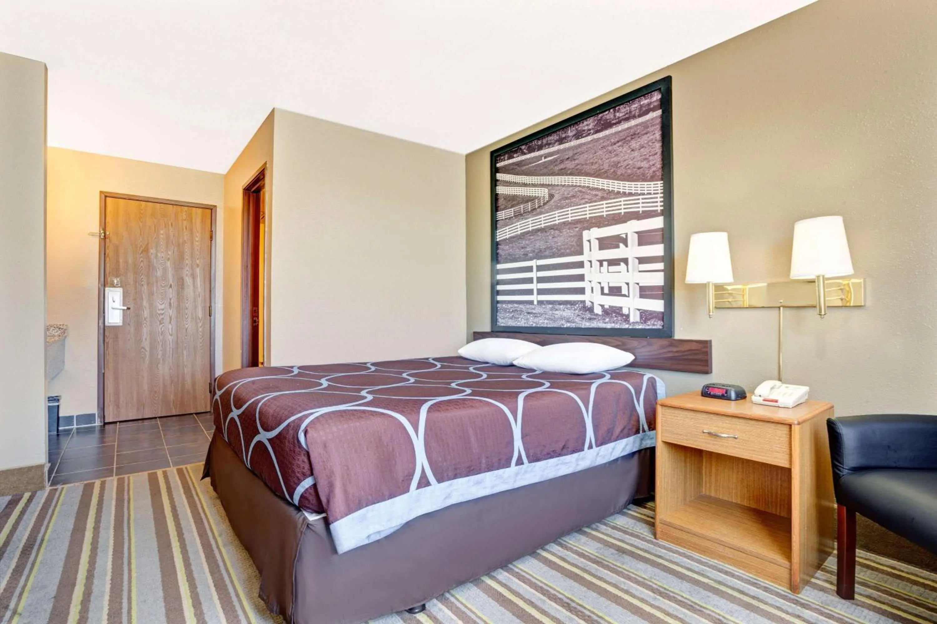 Photo of the whole room, Bed in Super 8 by Wyndham Louisville Airport