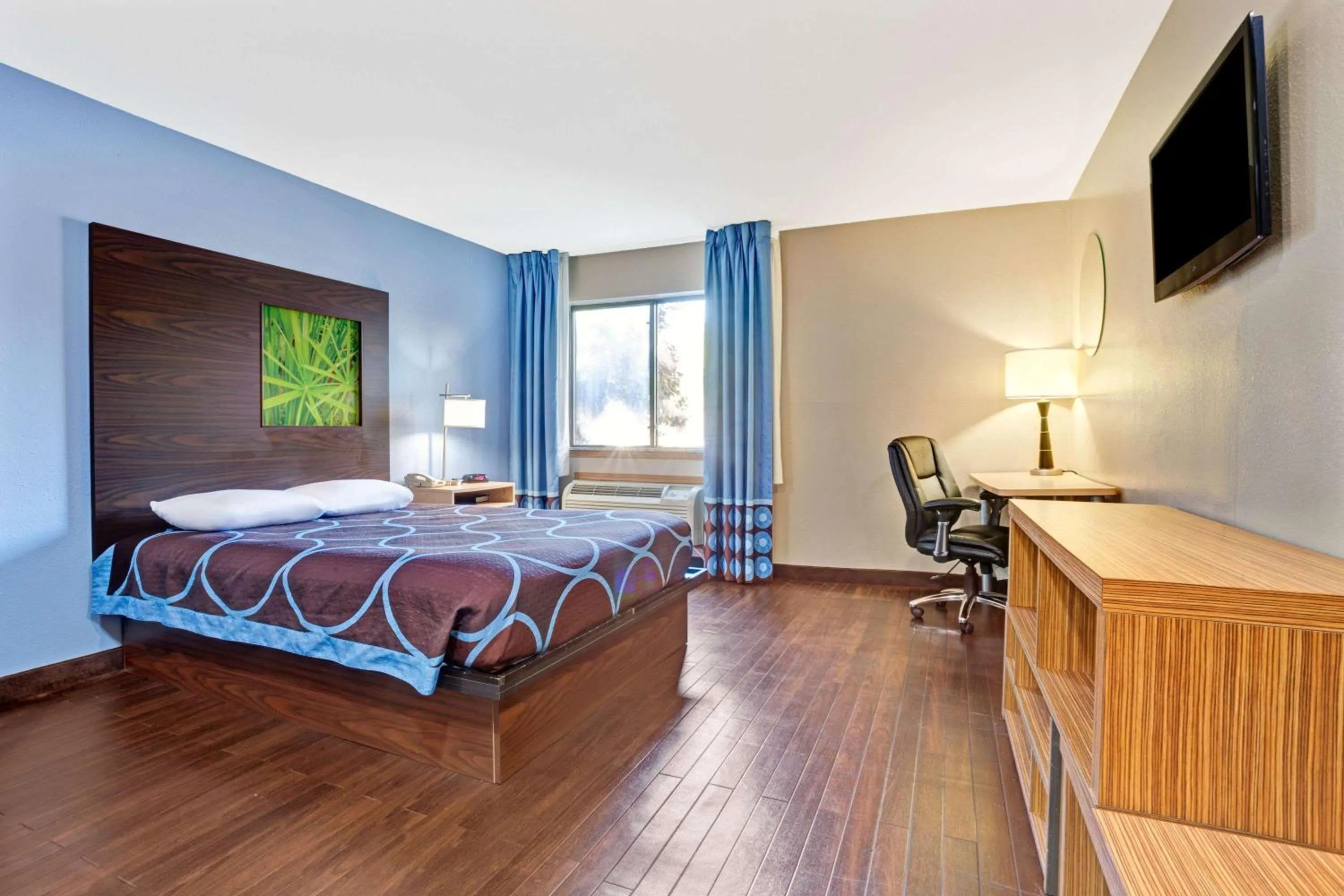 Photo of the whole room, Bed in Super 8 by Wyndham Louisville Airport