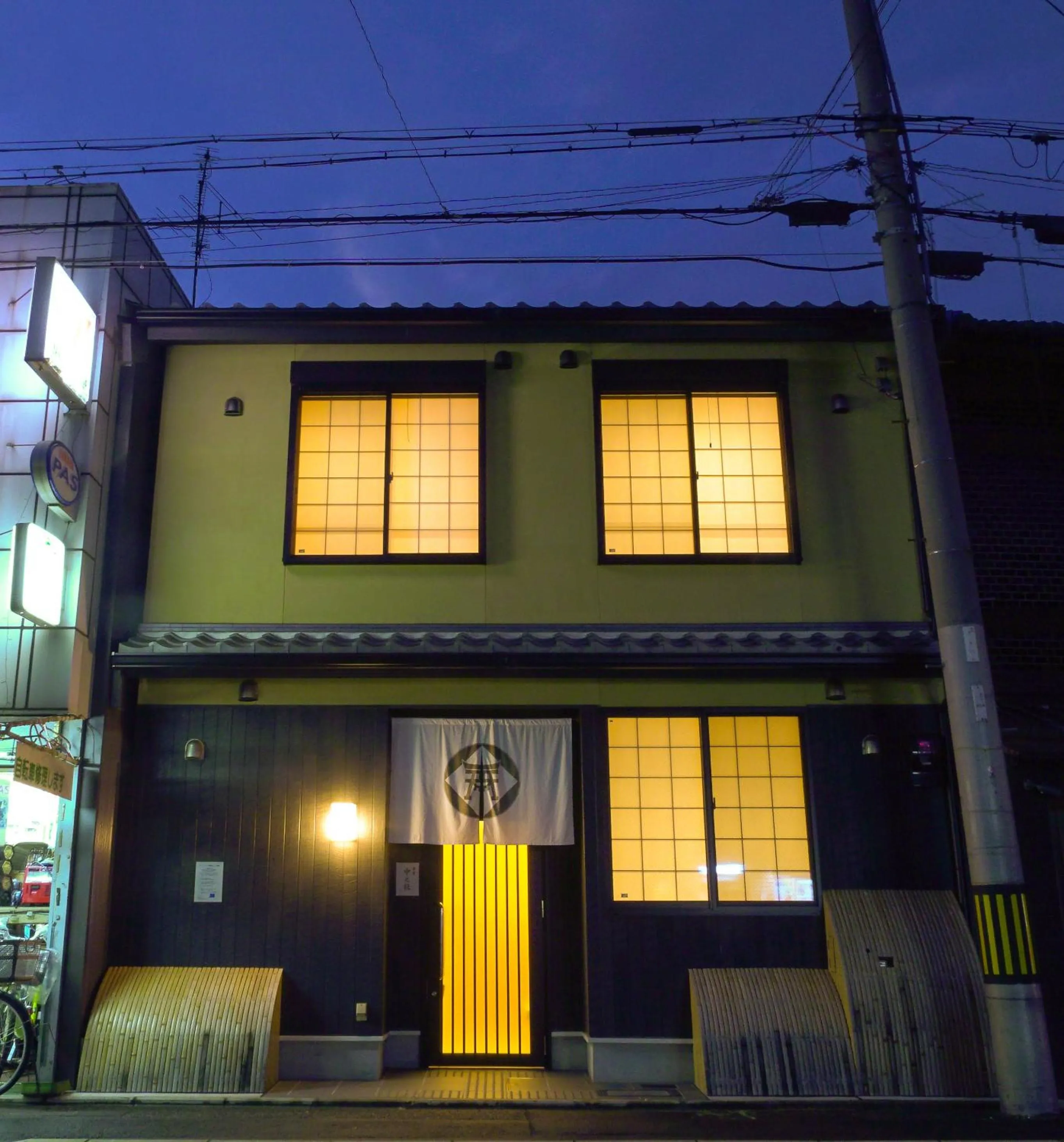 Facade/entrance in カモンイン 比永城町