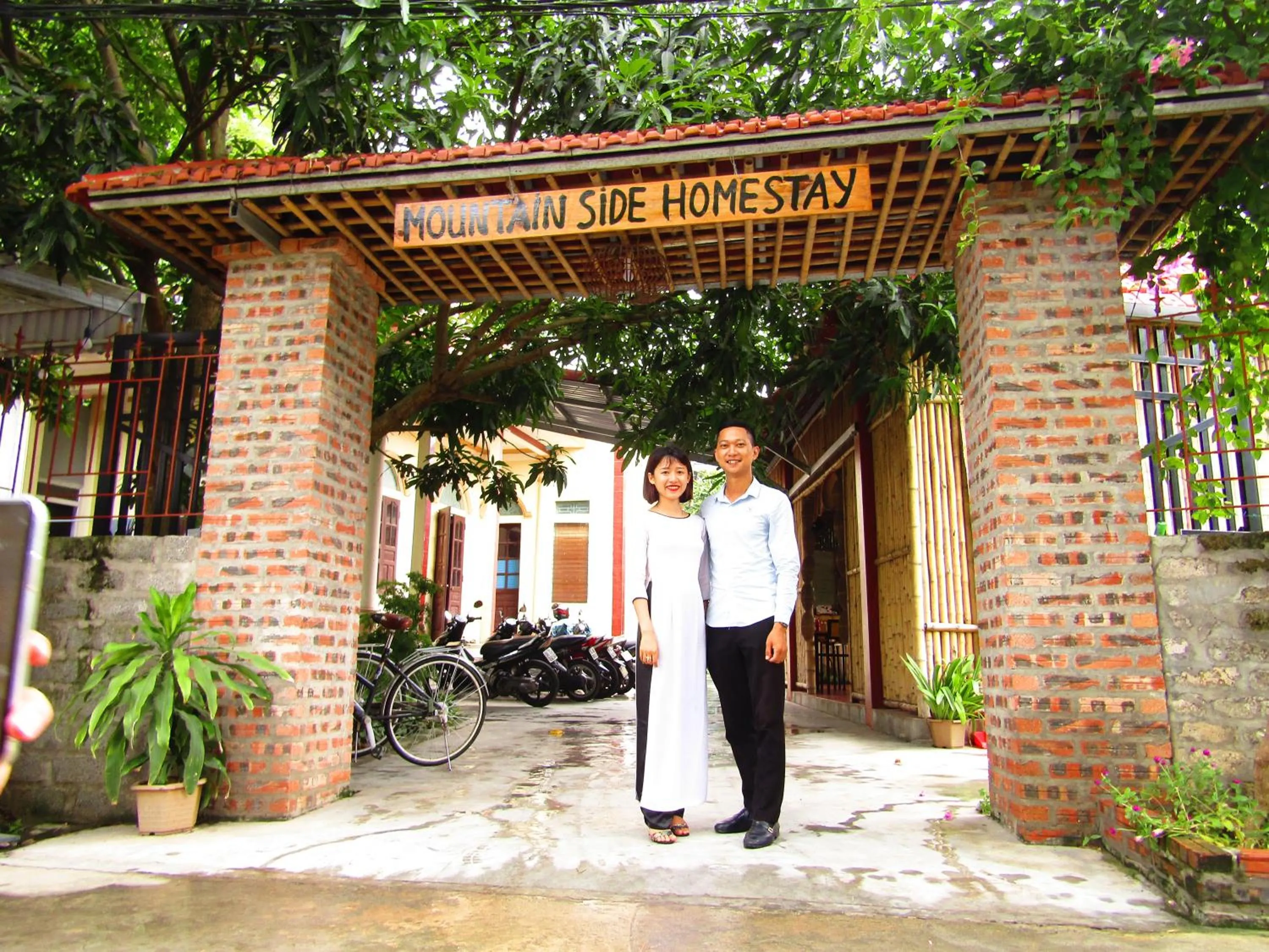 Guests in Ninh Binh Mountain Side Homestay & Cafe