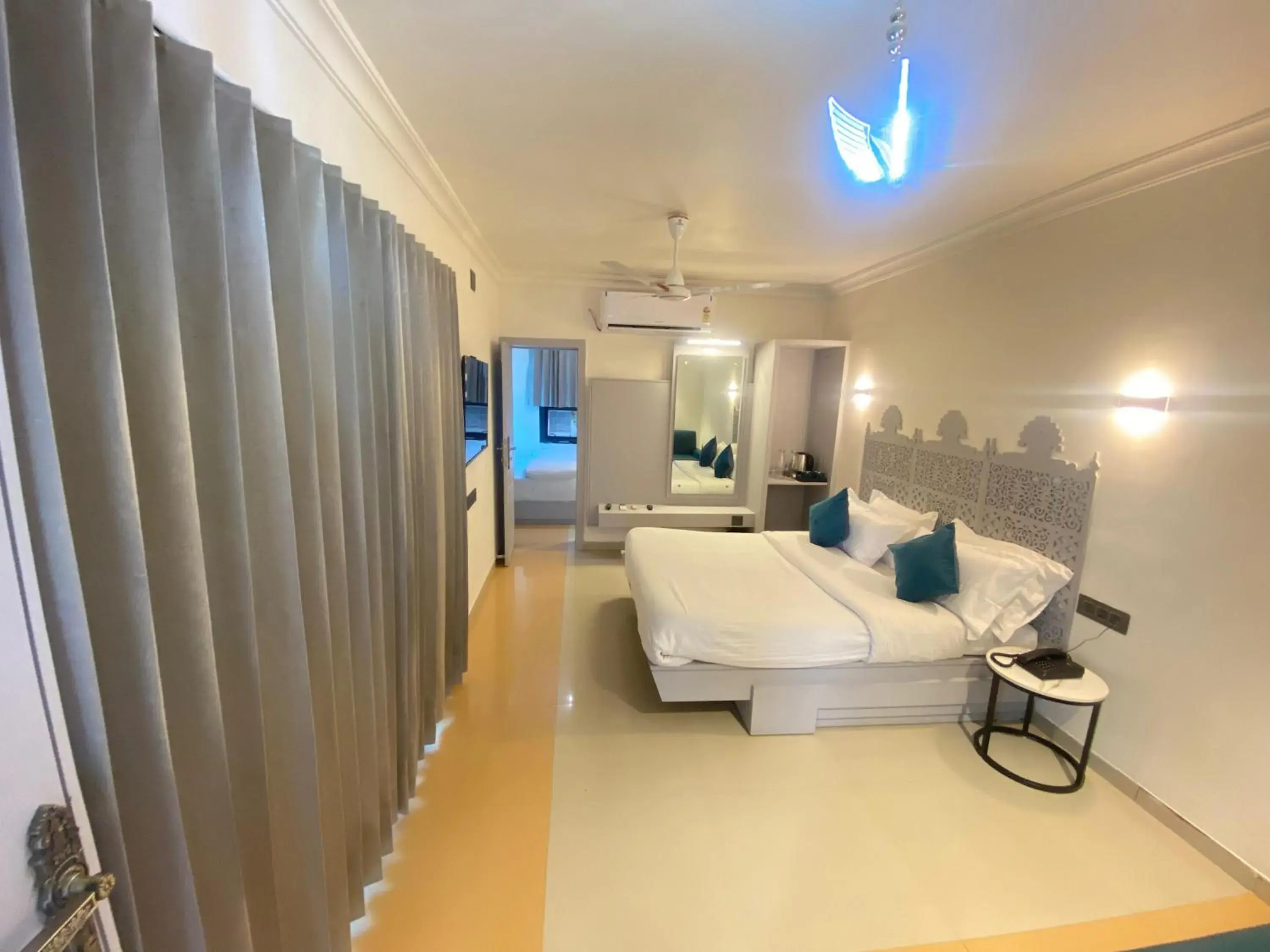 Standard Family Room in Hotel Crystal inn Nakki Lake 25 Meter Standard Family Room in Hotel Crystal inn Nakki Lake 25 Meter