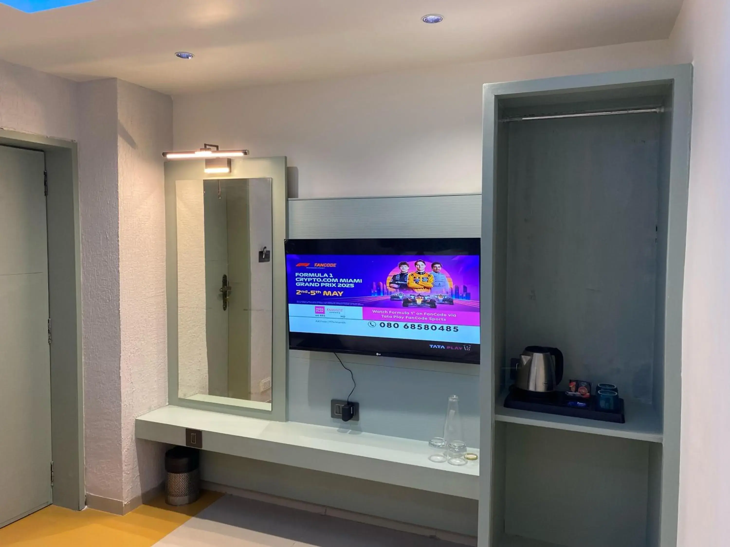 Standard Double Room in Hotel Crystal inn Nakki Lake 25 Meter Standard Double Room in Hotel Crystal inn Nakki Lake 25 Meter