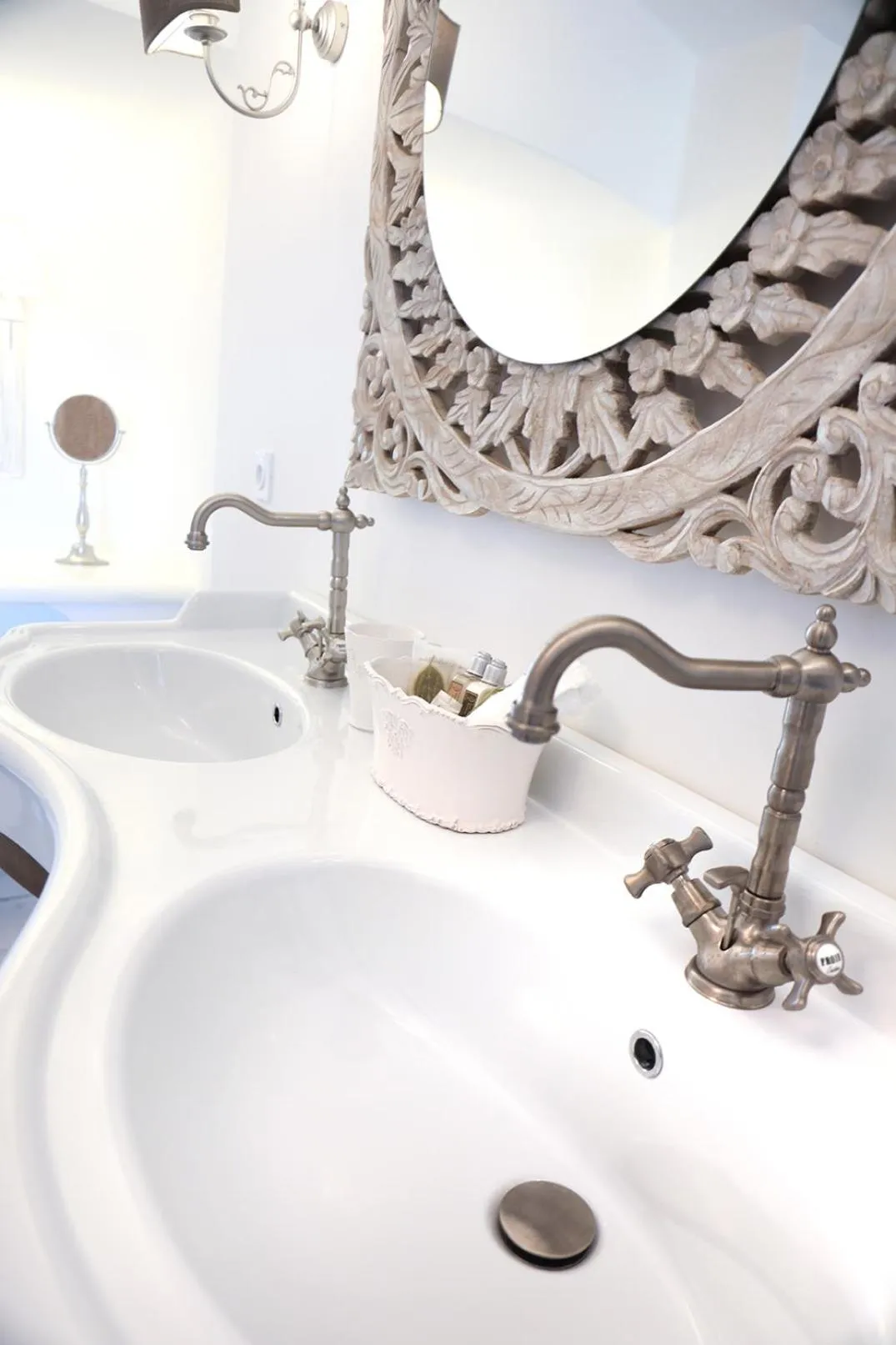 Shower in L'Hostellerie du Moulin des Oliviers