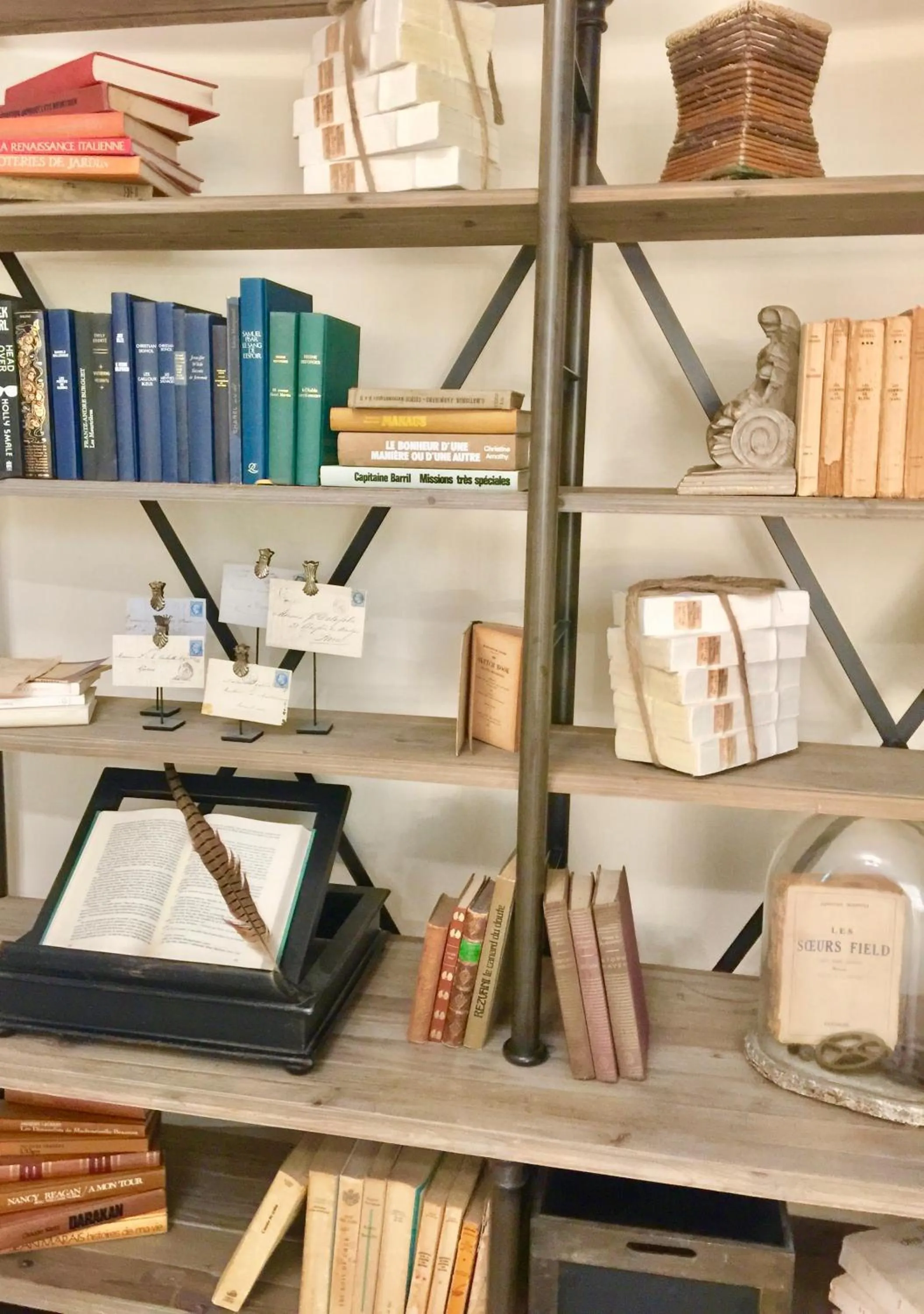 Library in L'Hostellerie du Moulin des Oliviers