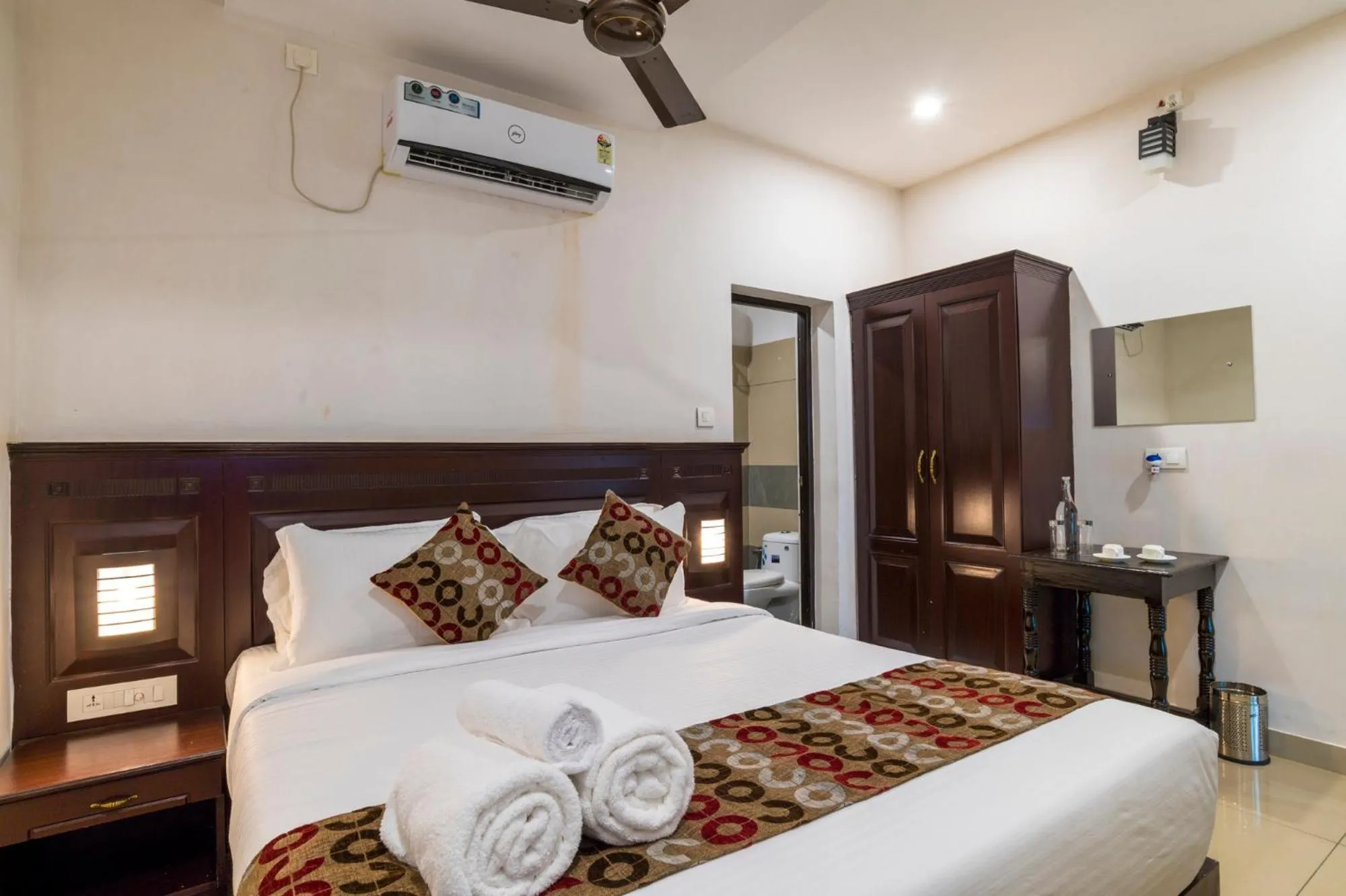 Bedroom, Bed in Warmth Lake Haven