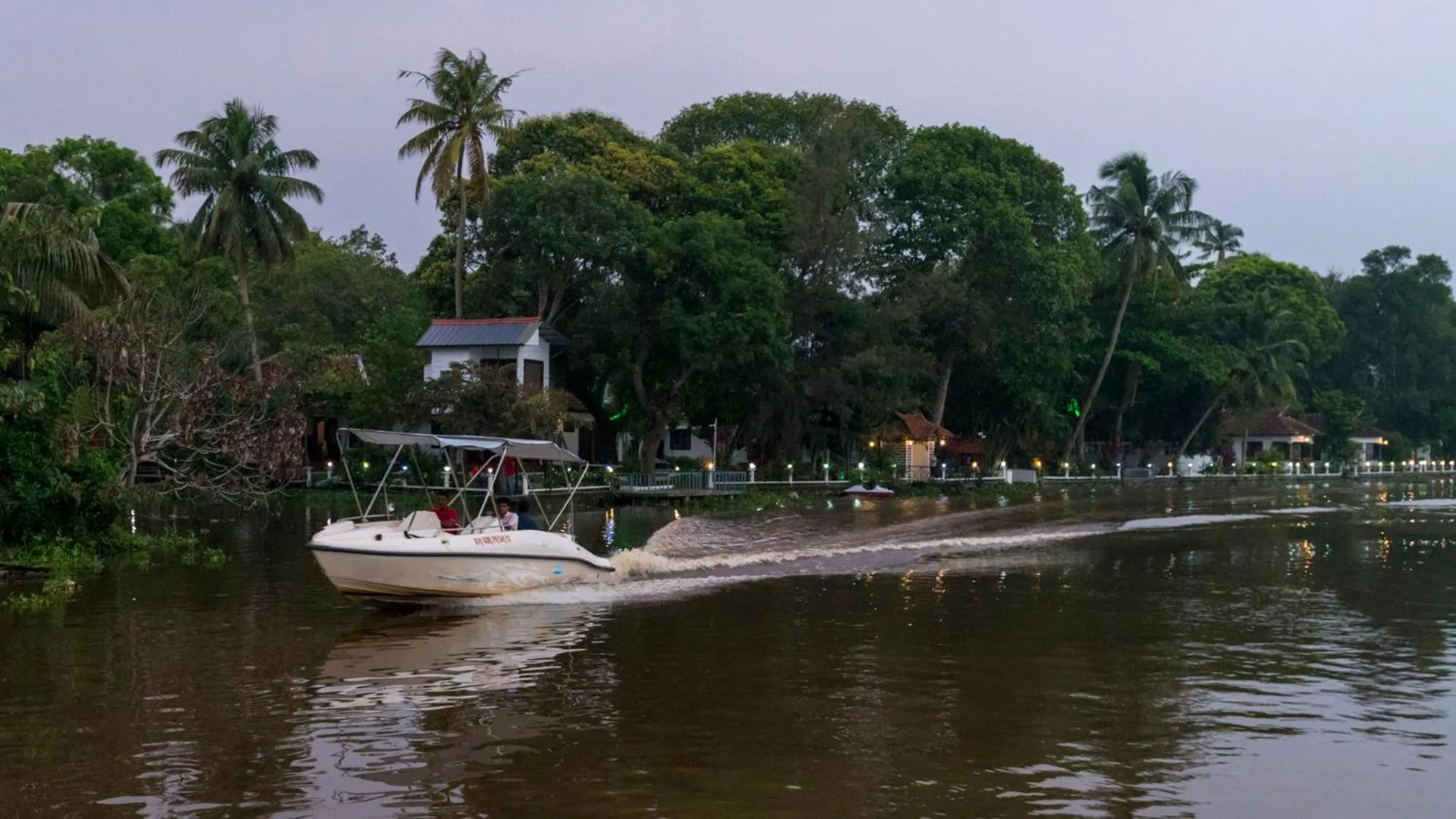 Lake view in Warmth Lake Haven