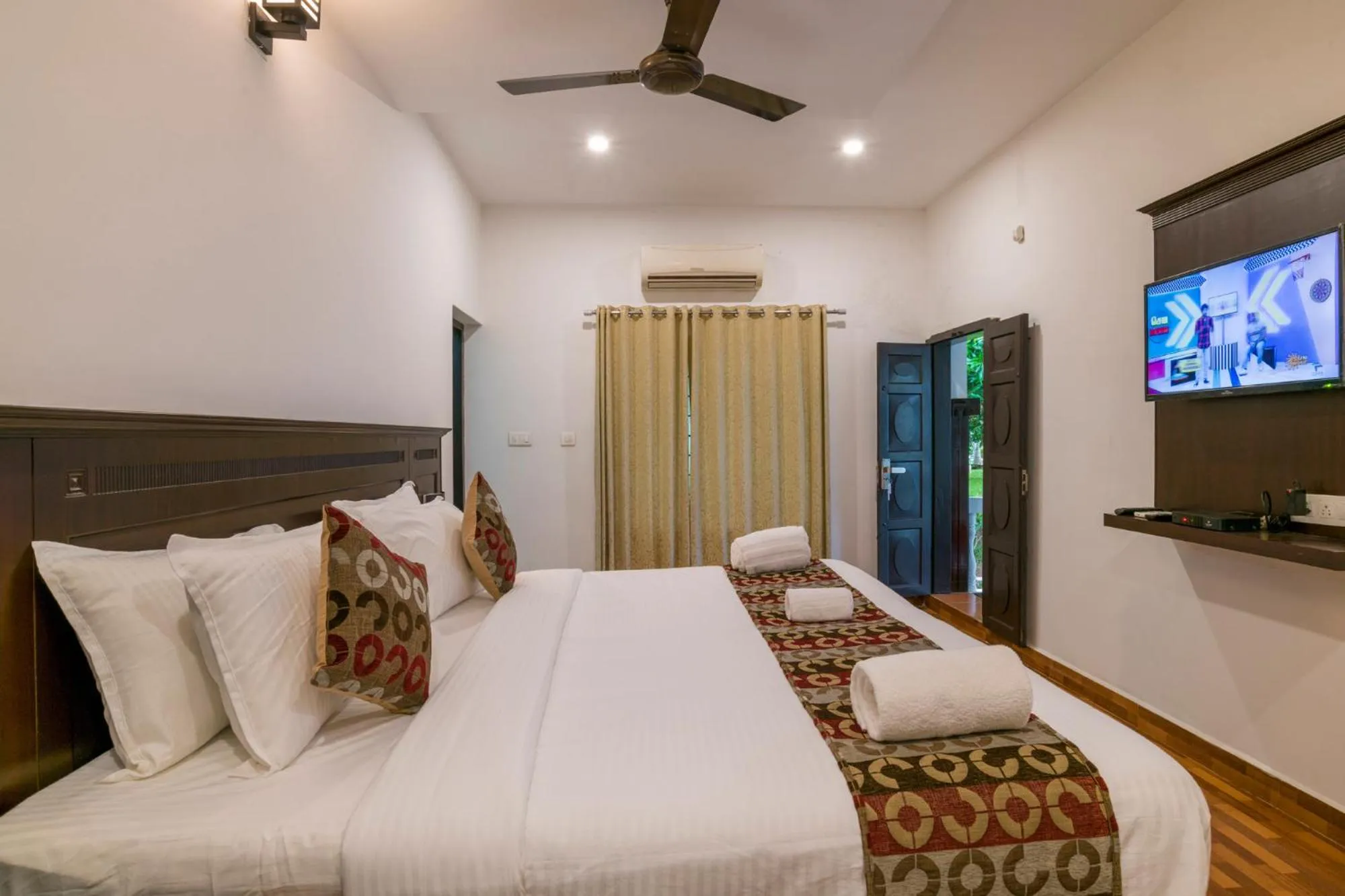 Bedroom, Bed in Warmth Lake Haven