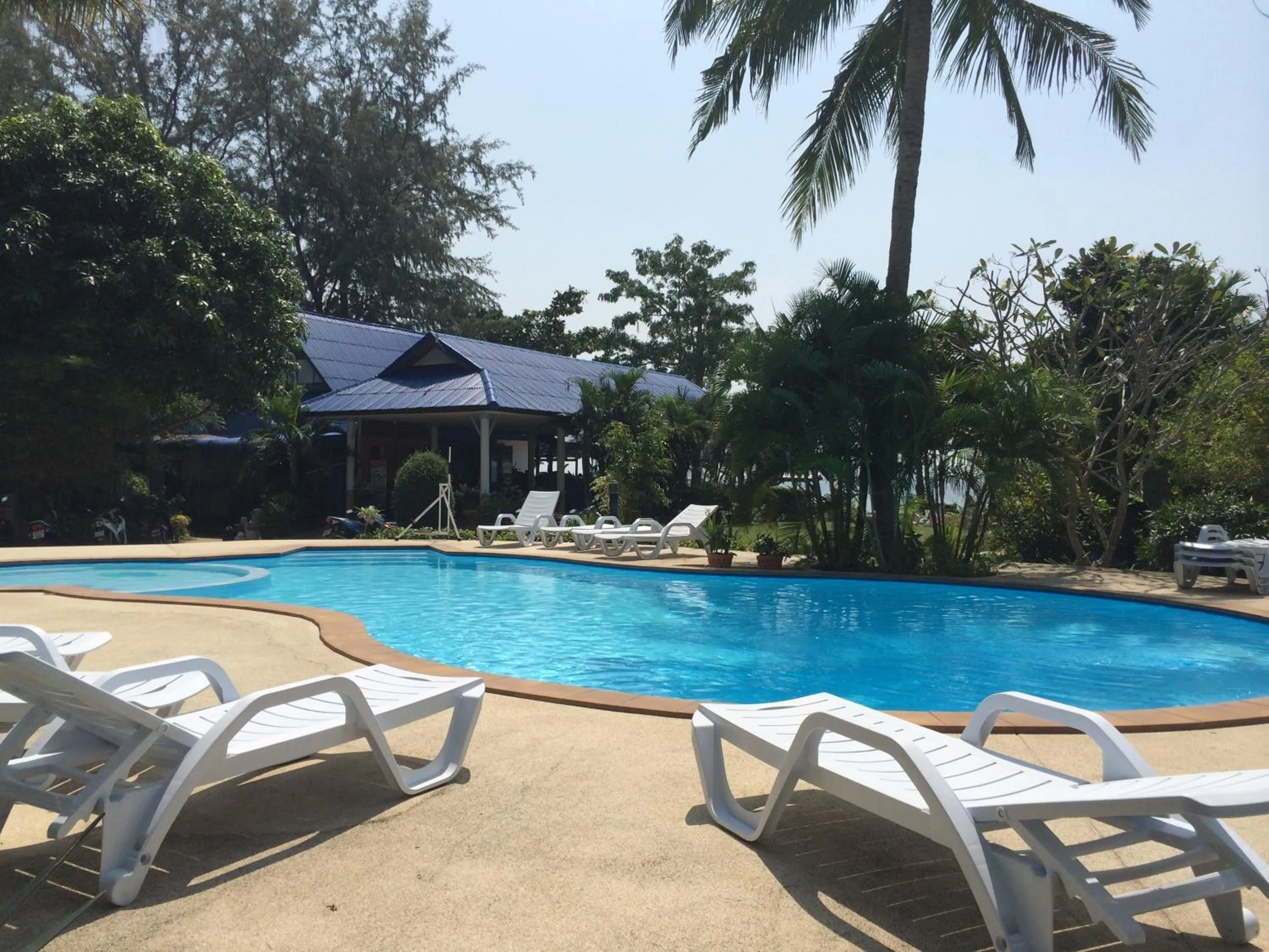 Swimming pool in Rung Arun Resort