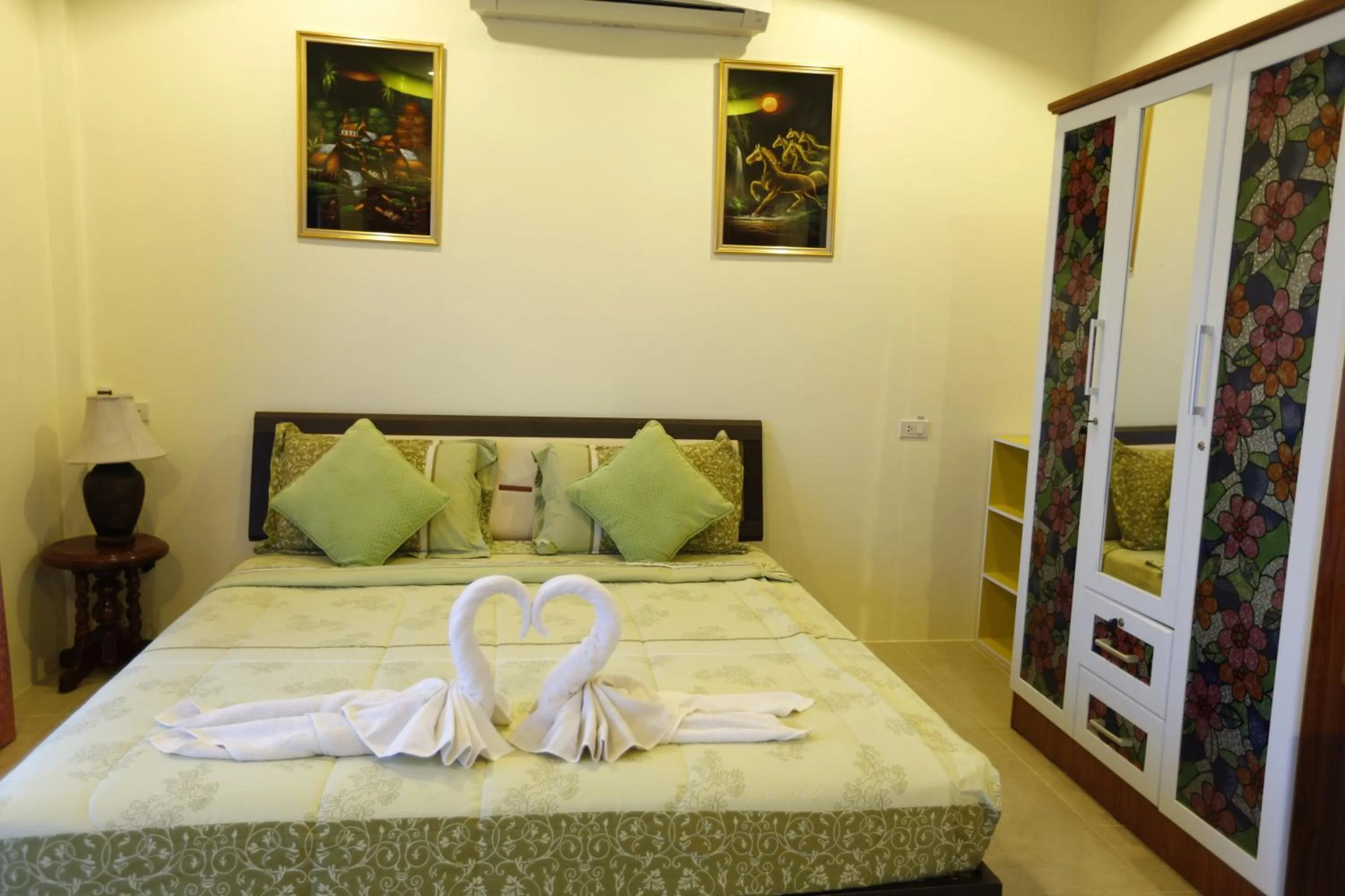 Bed in Rung Arun Resort