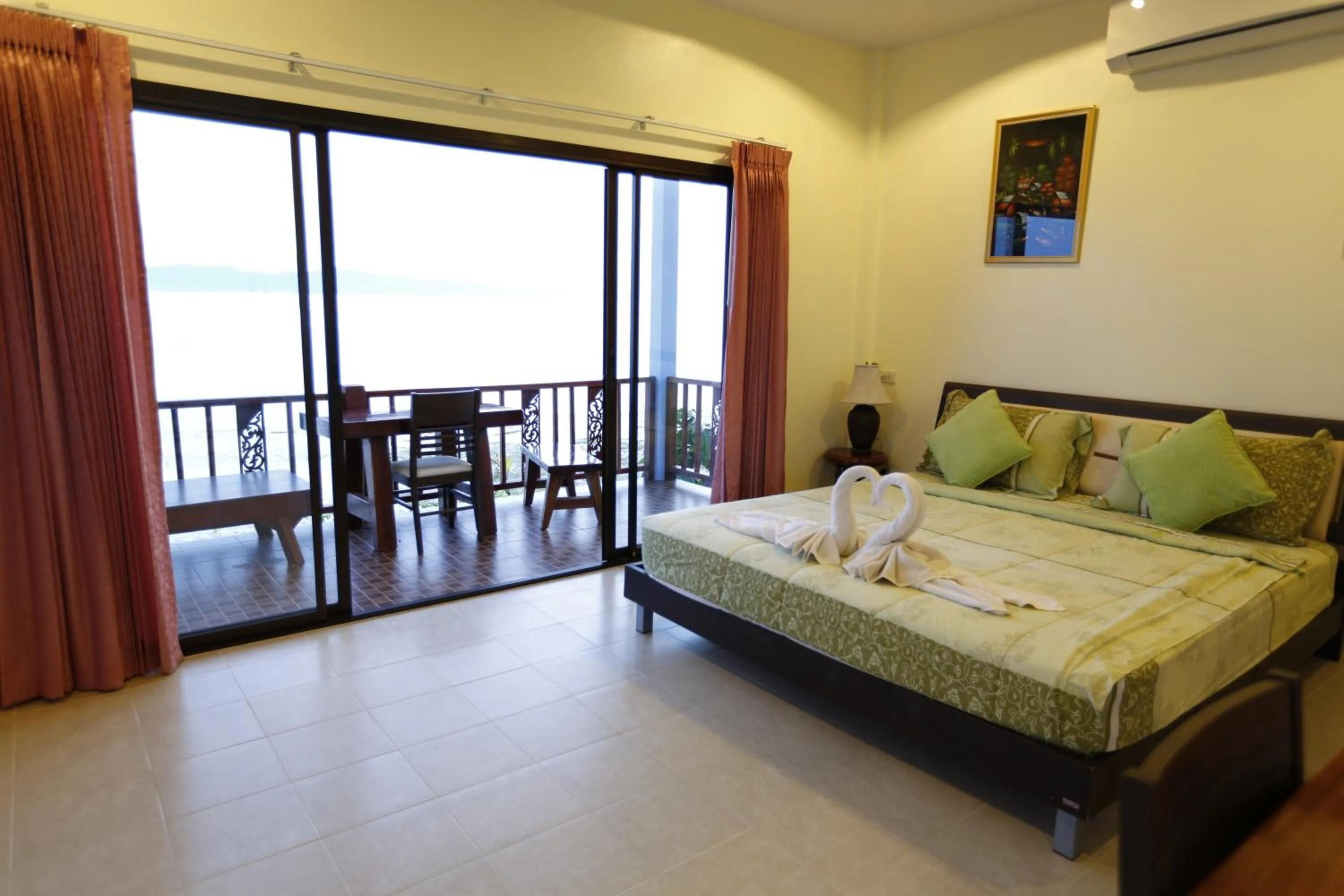Balcony/Terrace, Bed in Rung Arun Resort