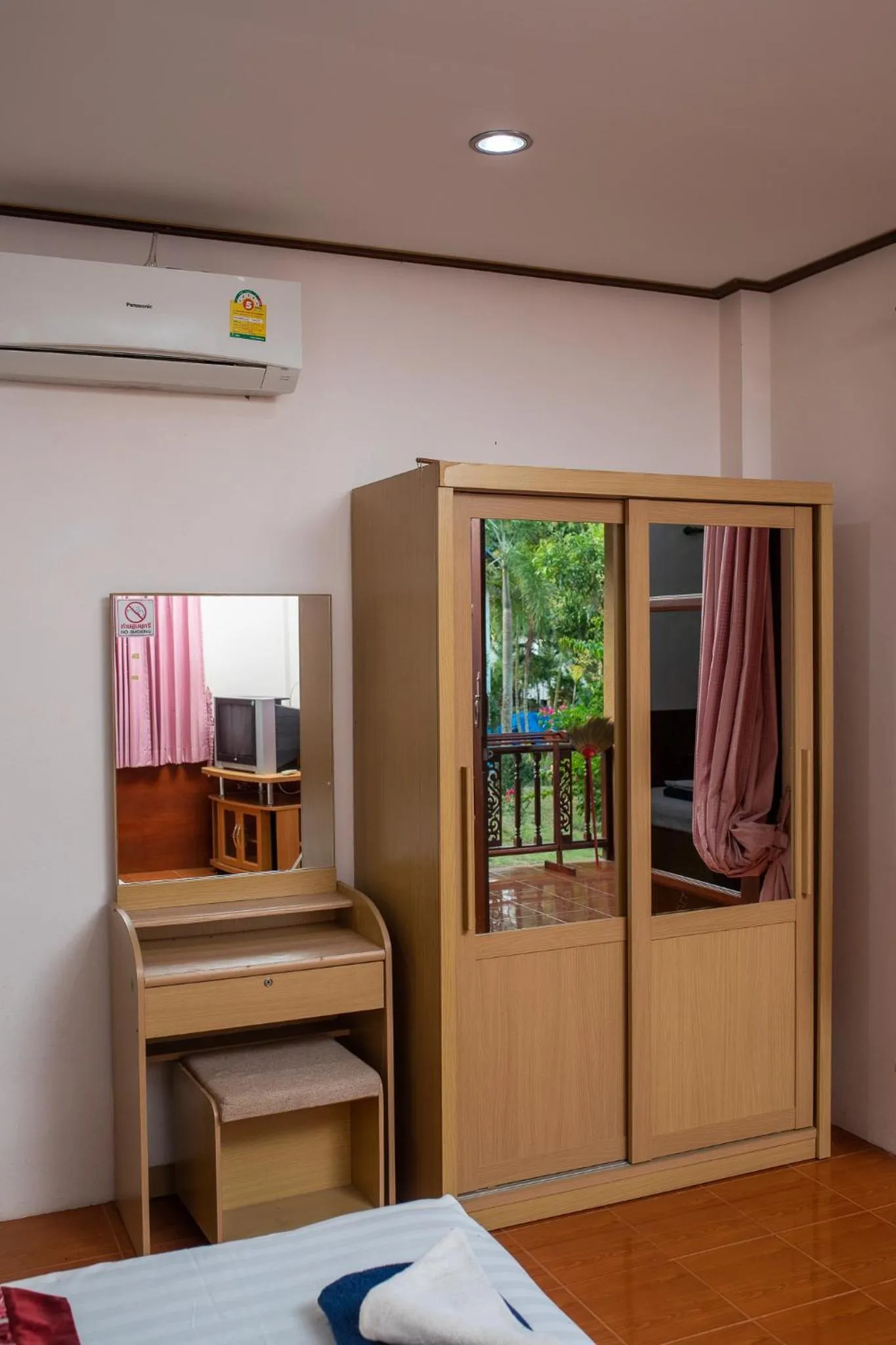 wardrobe, Bed in Rung Arun Resort