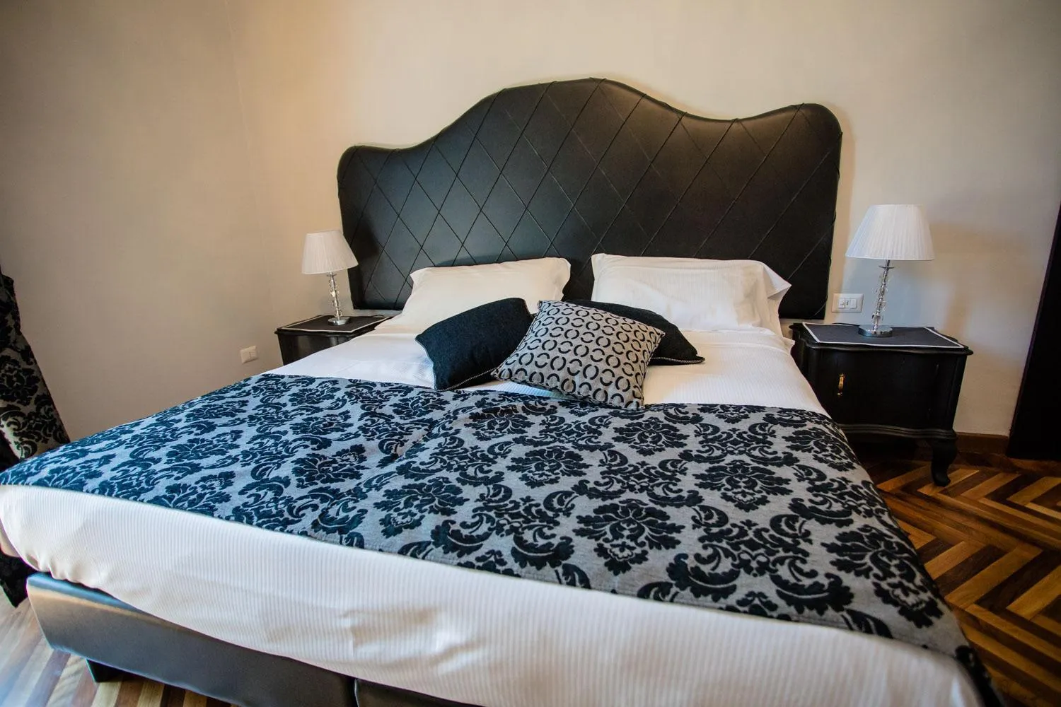 Decorative detail, Bed in Maison Rêve Torino Centro