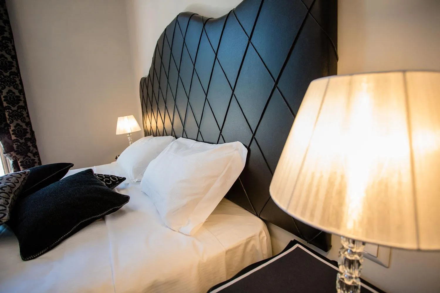 Decorative detail, Bed in Maison Rêve Torino Centro