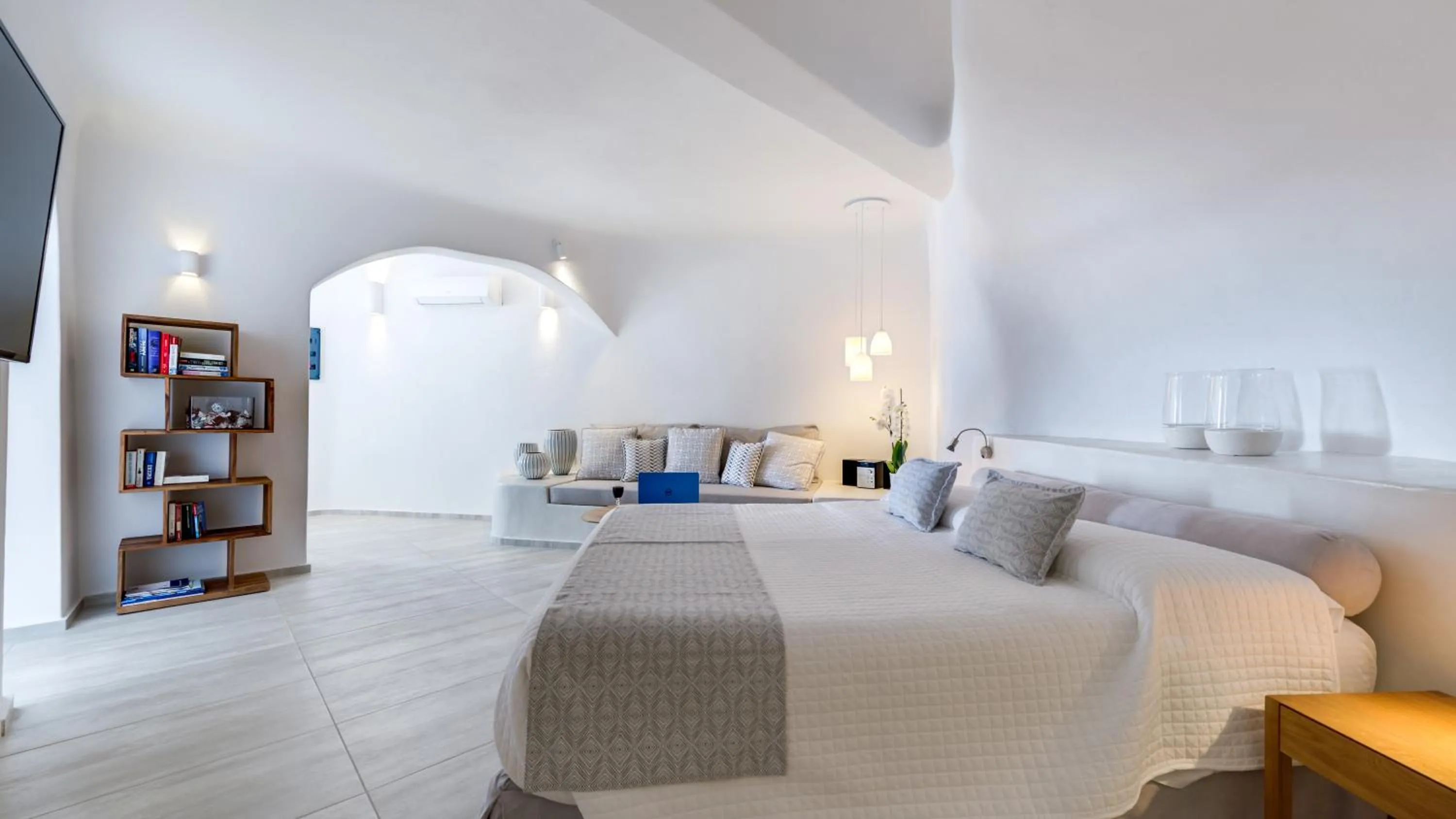 Bedroom, Bed in Damigos Caldera World