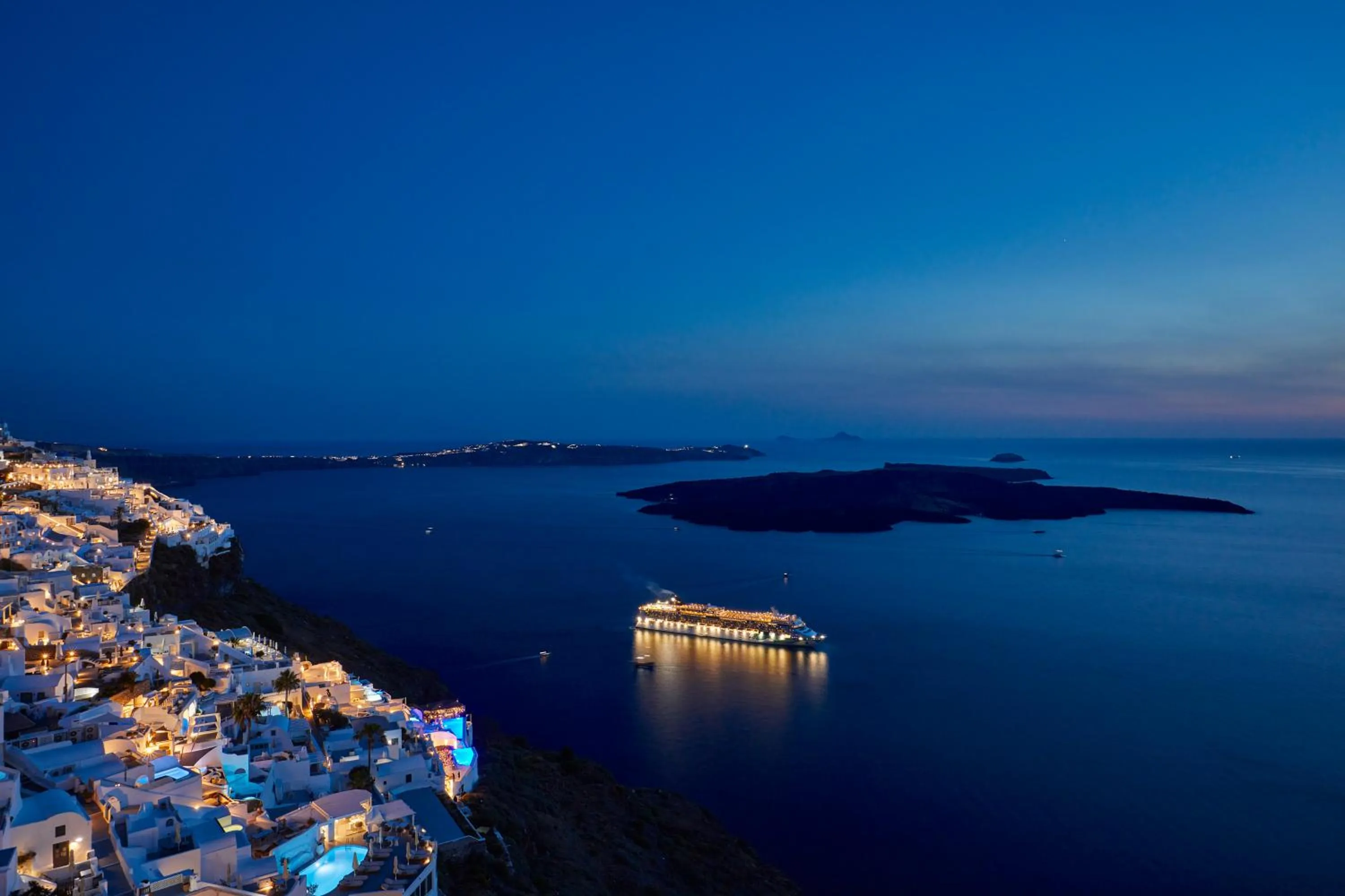 Nearby landmark in Damigos Caldera World