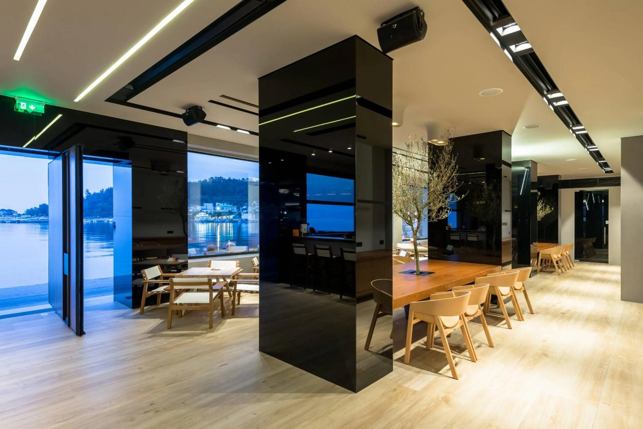 Restaurant/places to eat in Angelica Hotel