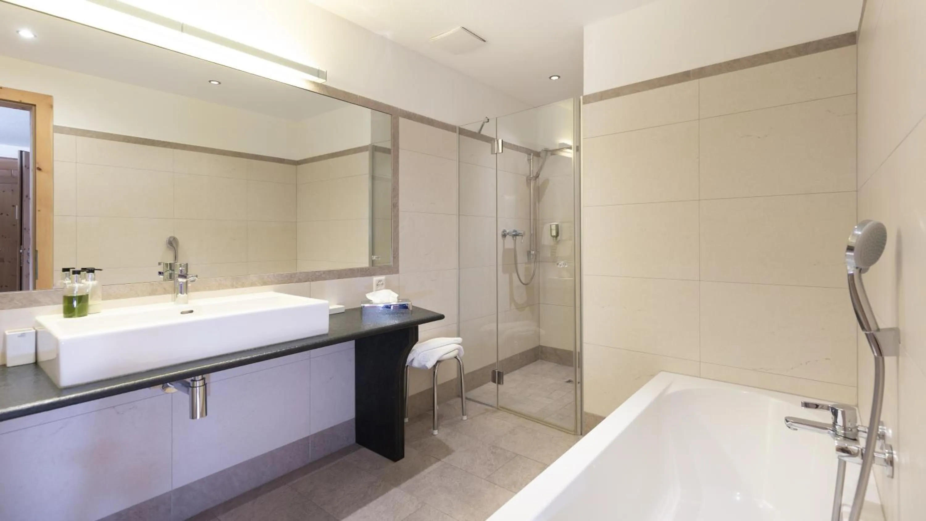 Shower in Hotel Baer & Post Zernez