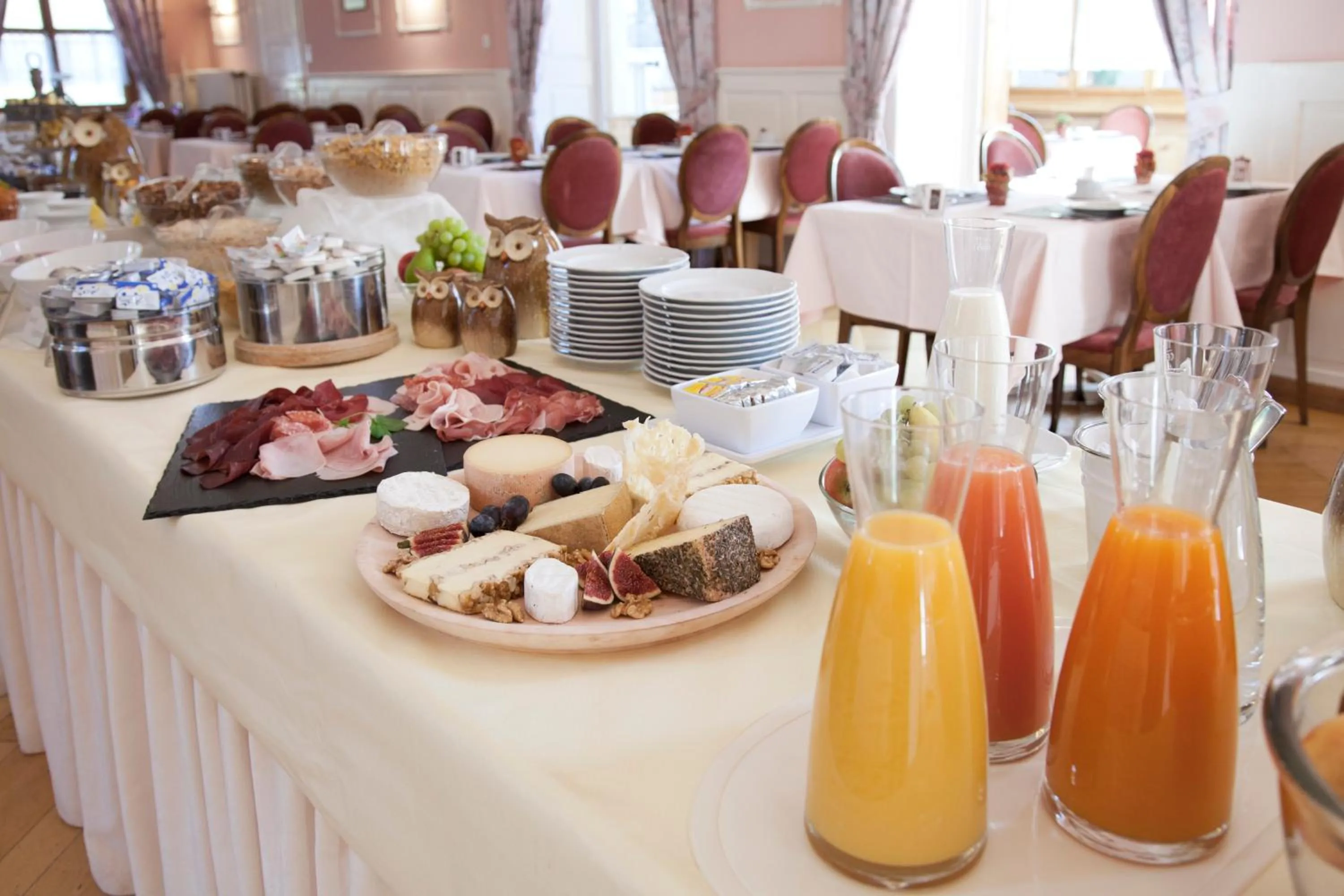 Buffet breakfast in Hotel Baer & Post Zernez