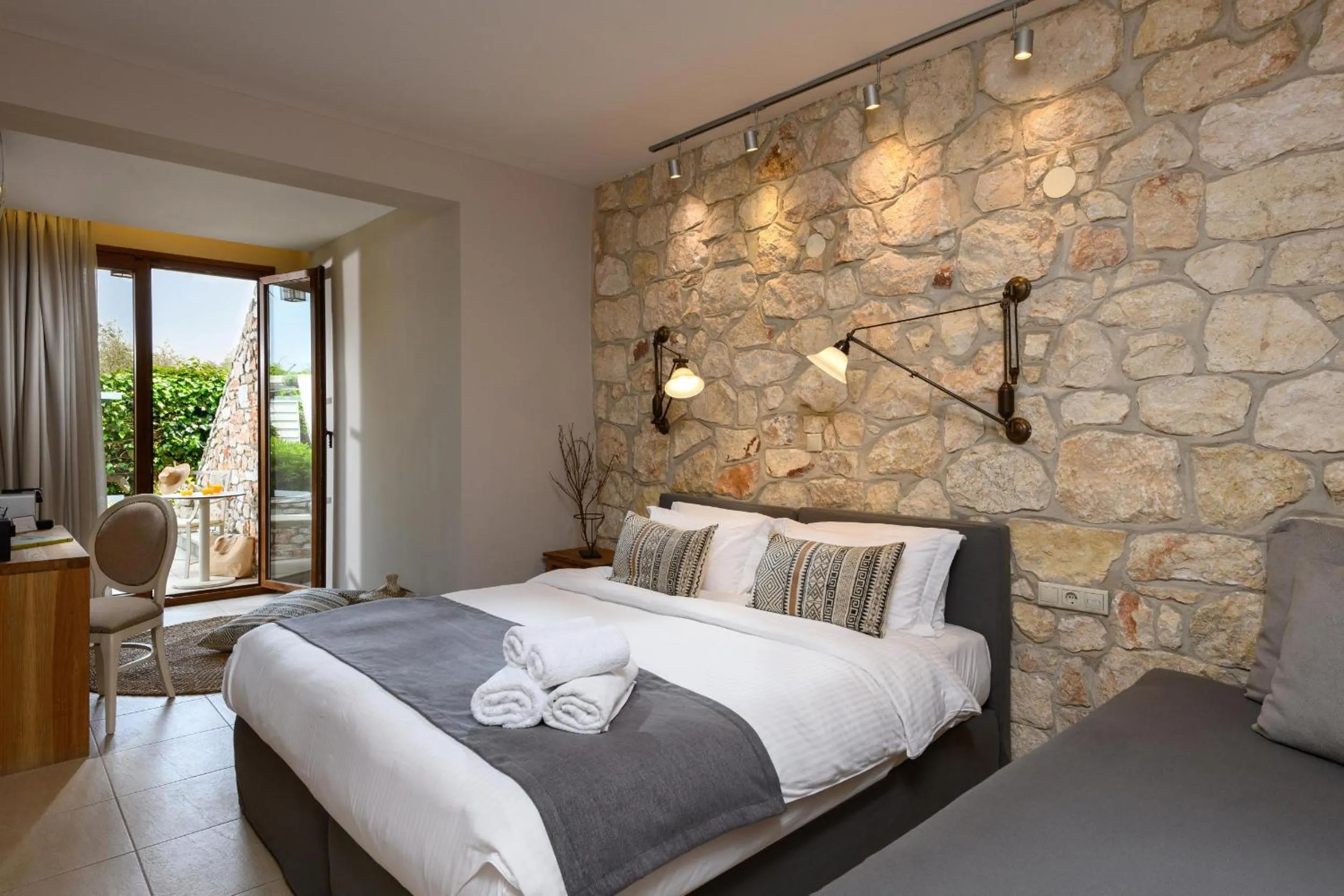 Bed in Nikoleta Luxury Villa