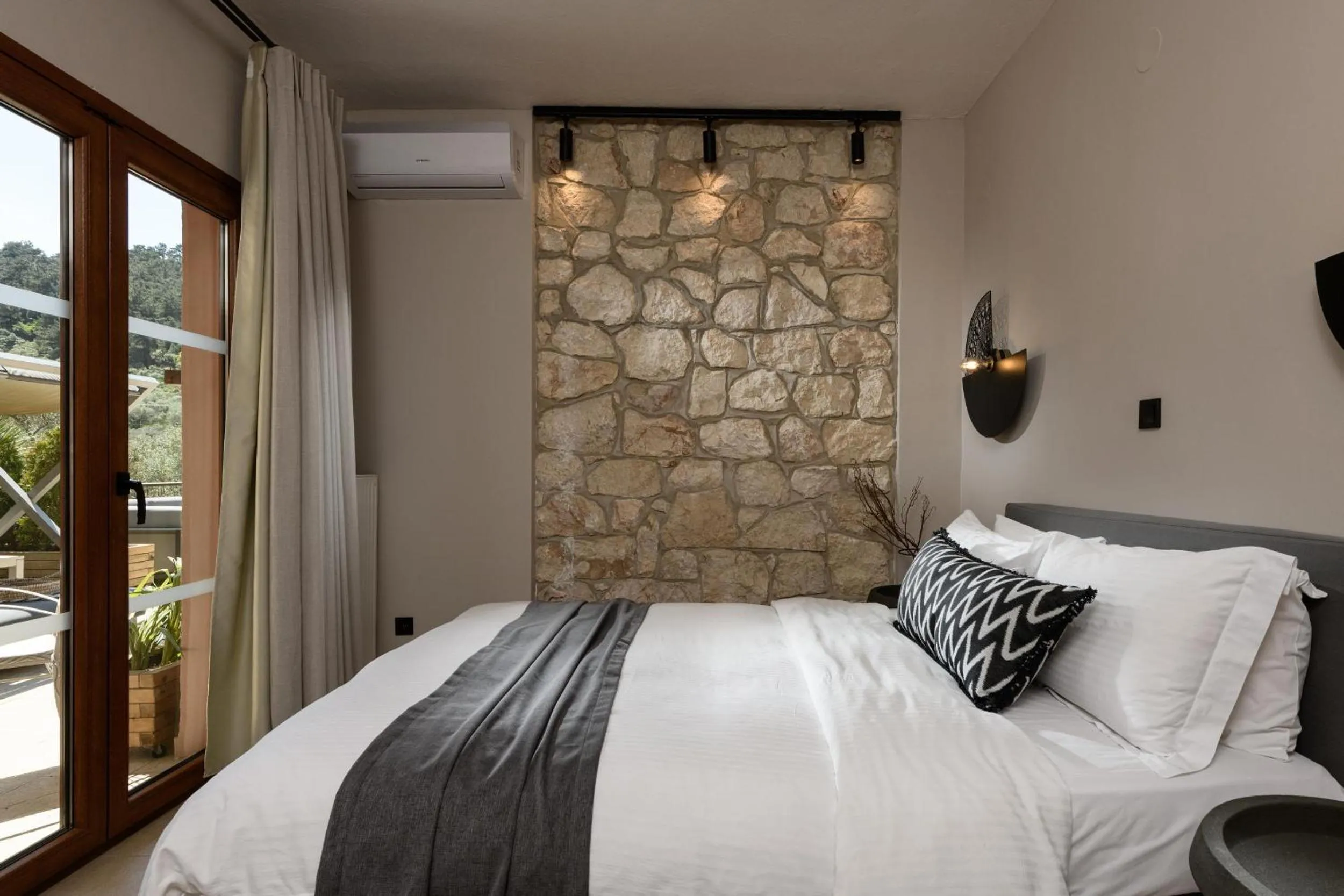 Bed in Nikoleta Luxury Villa