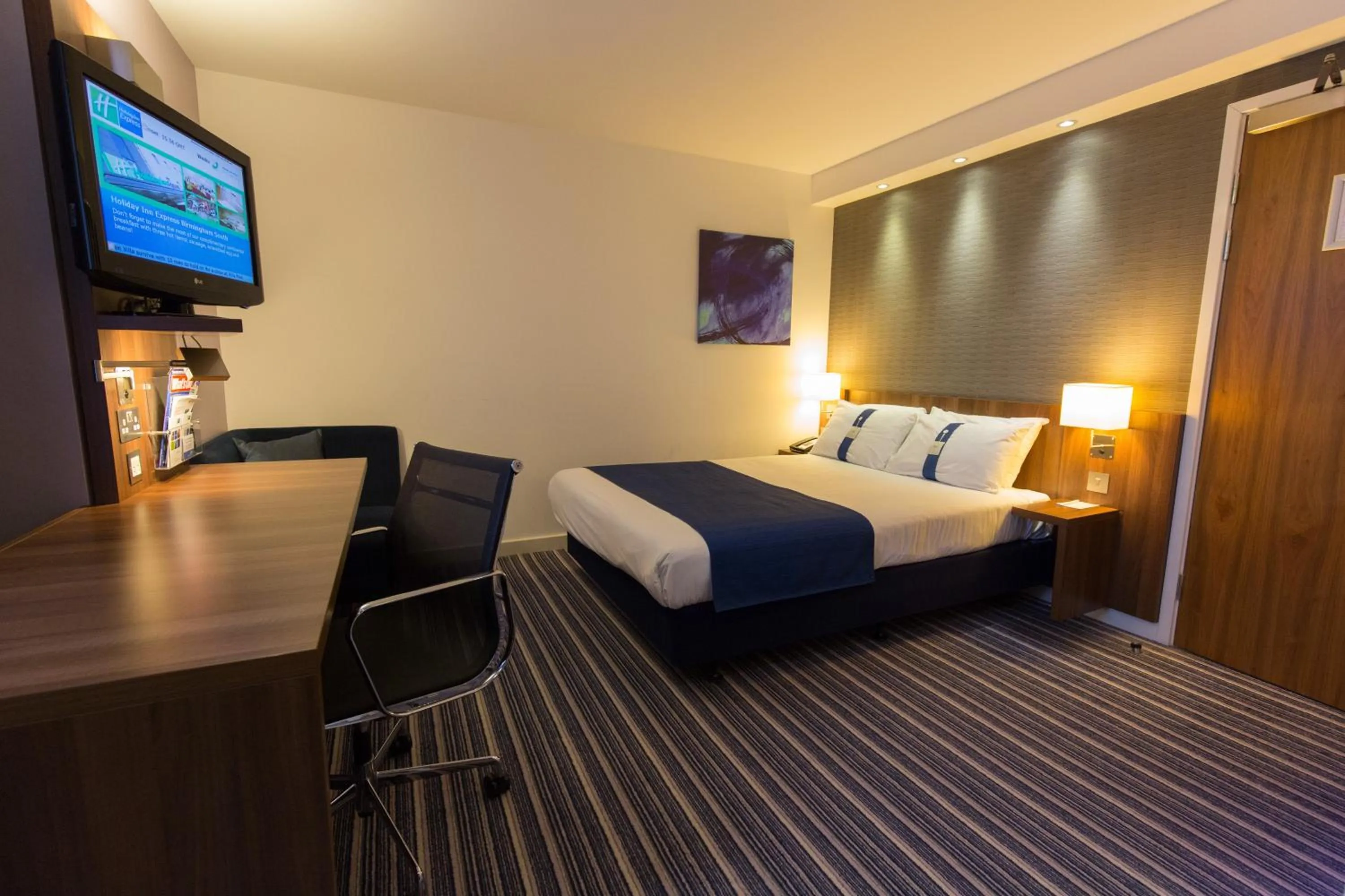 Photo of the whole room, TV/Entertainment Center in Holiday Inn Express Birmingham-South A45