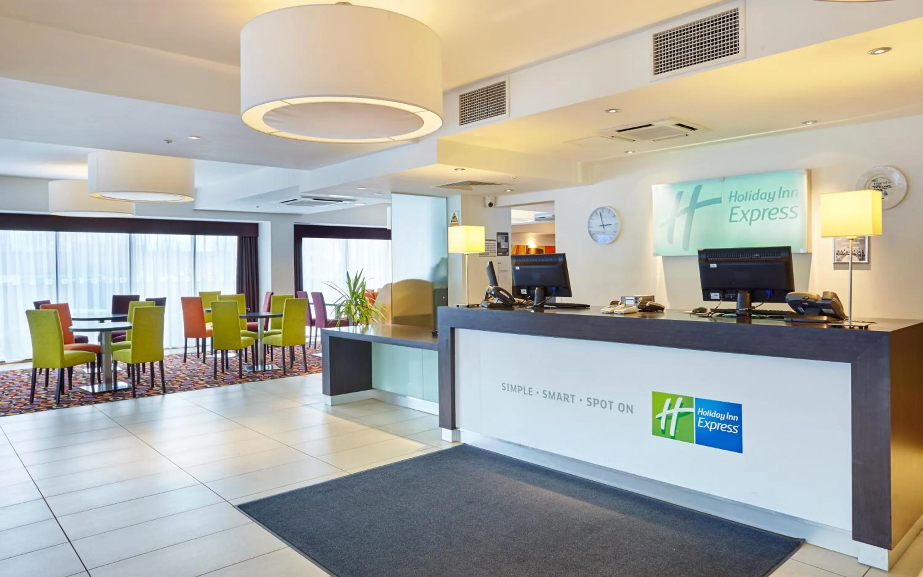 Lobby or reception in Holiday Inn Express Birmingham-South A45