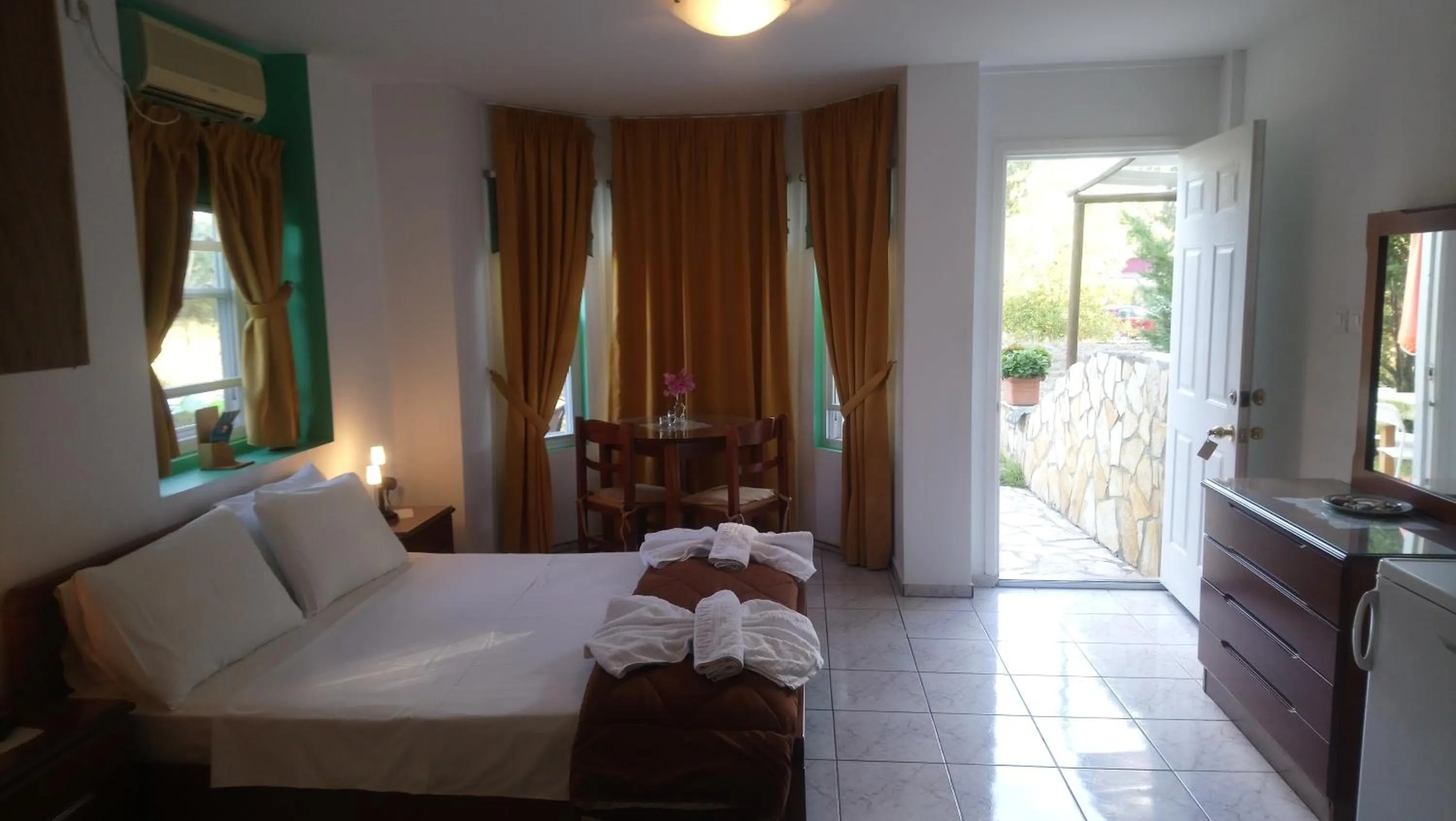 Photo of the whole room, Bed in Zest @ xi beach