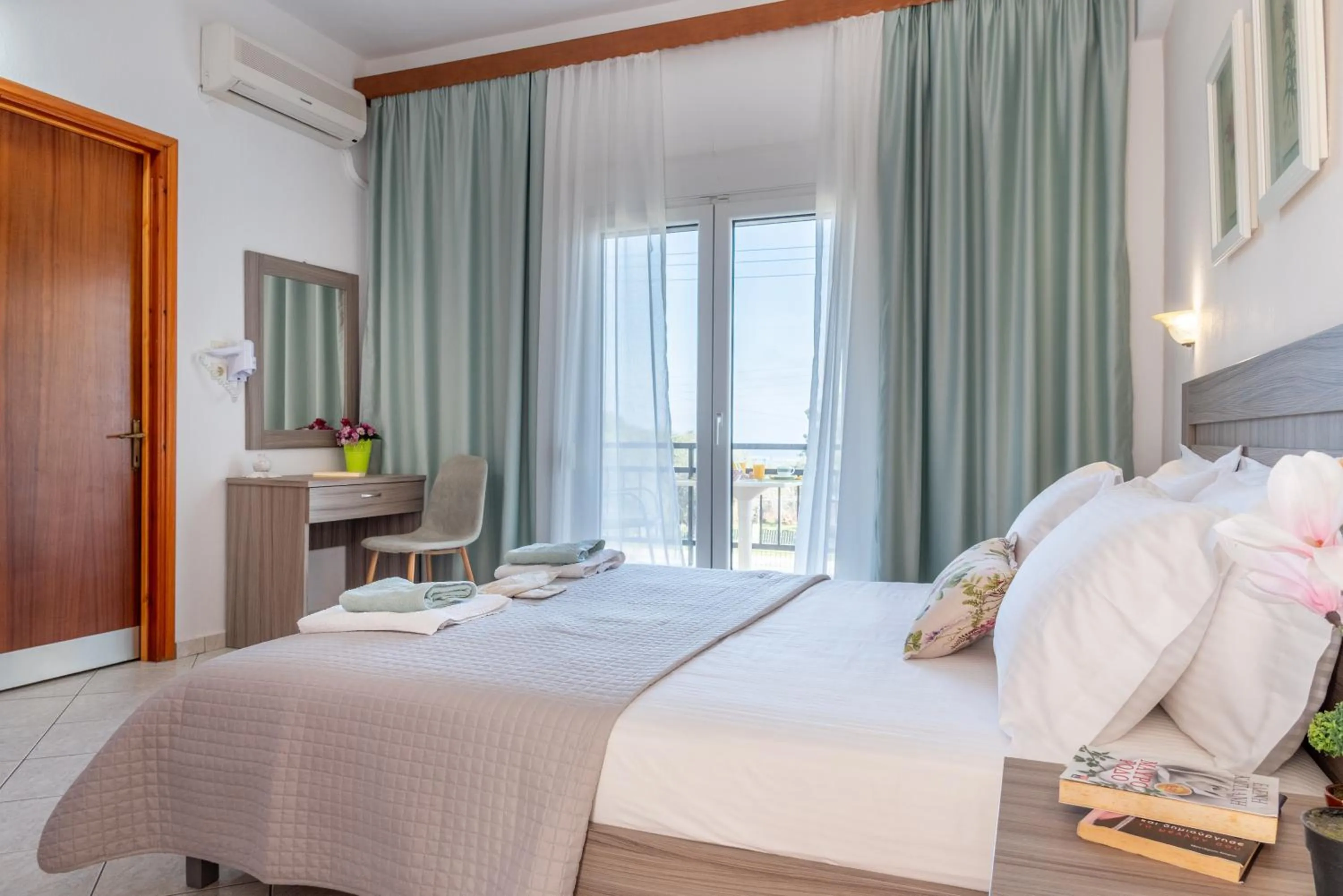 Photo of the whole room, Bed in House Elena