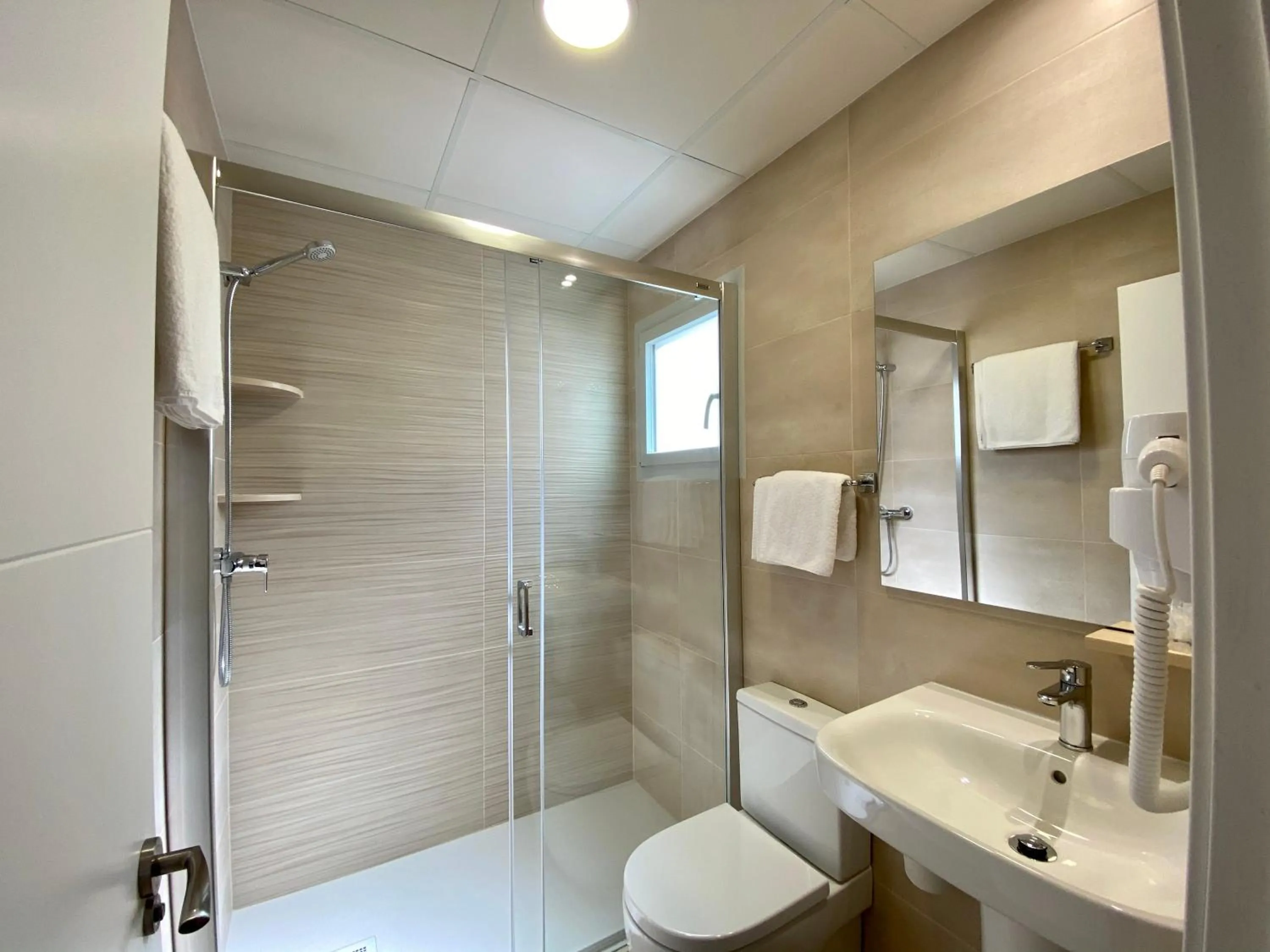 Shower in Hostal Pensimar