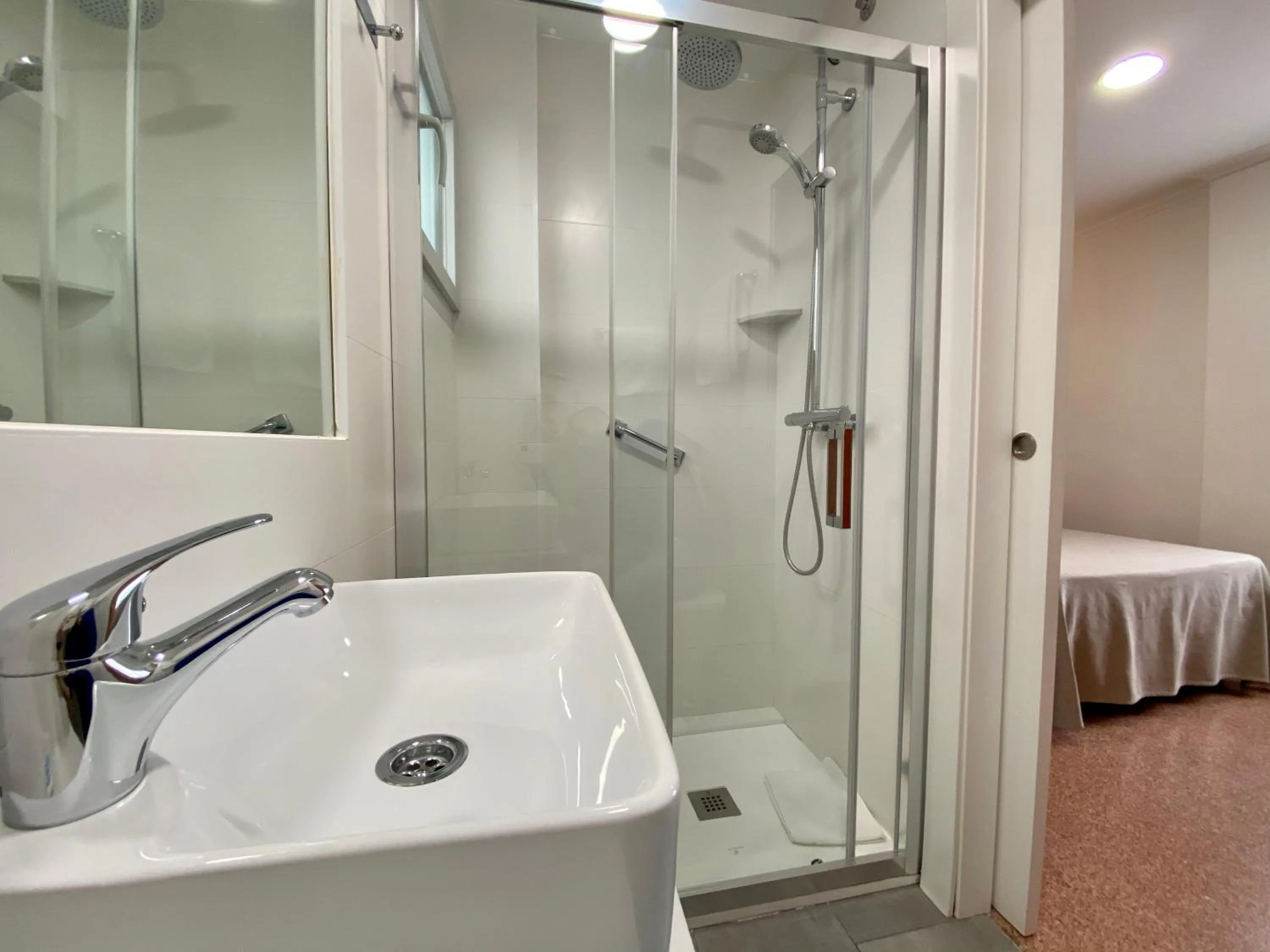 Shower in Hostal Pensimar