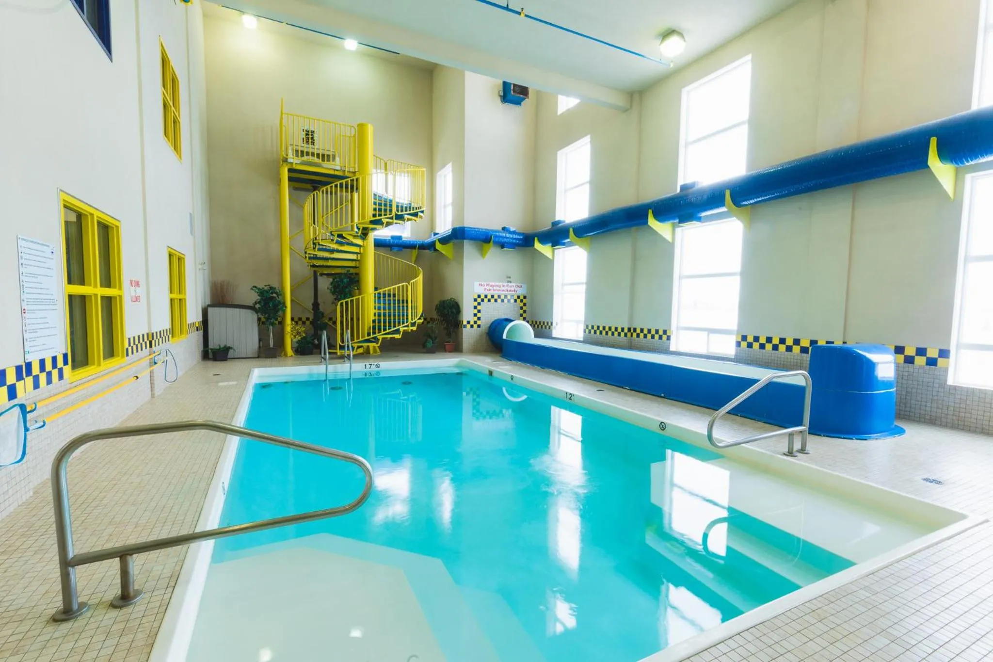 Pool view in Redwood Inn & Suites