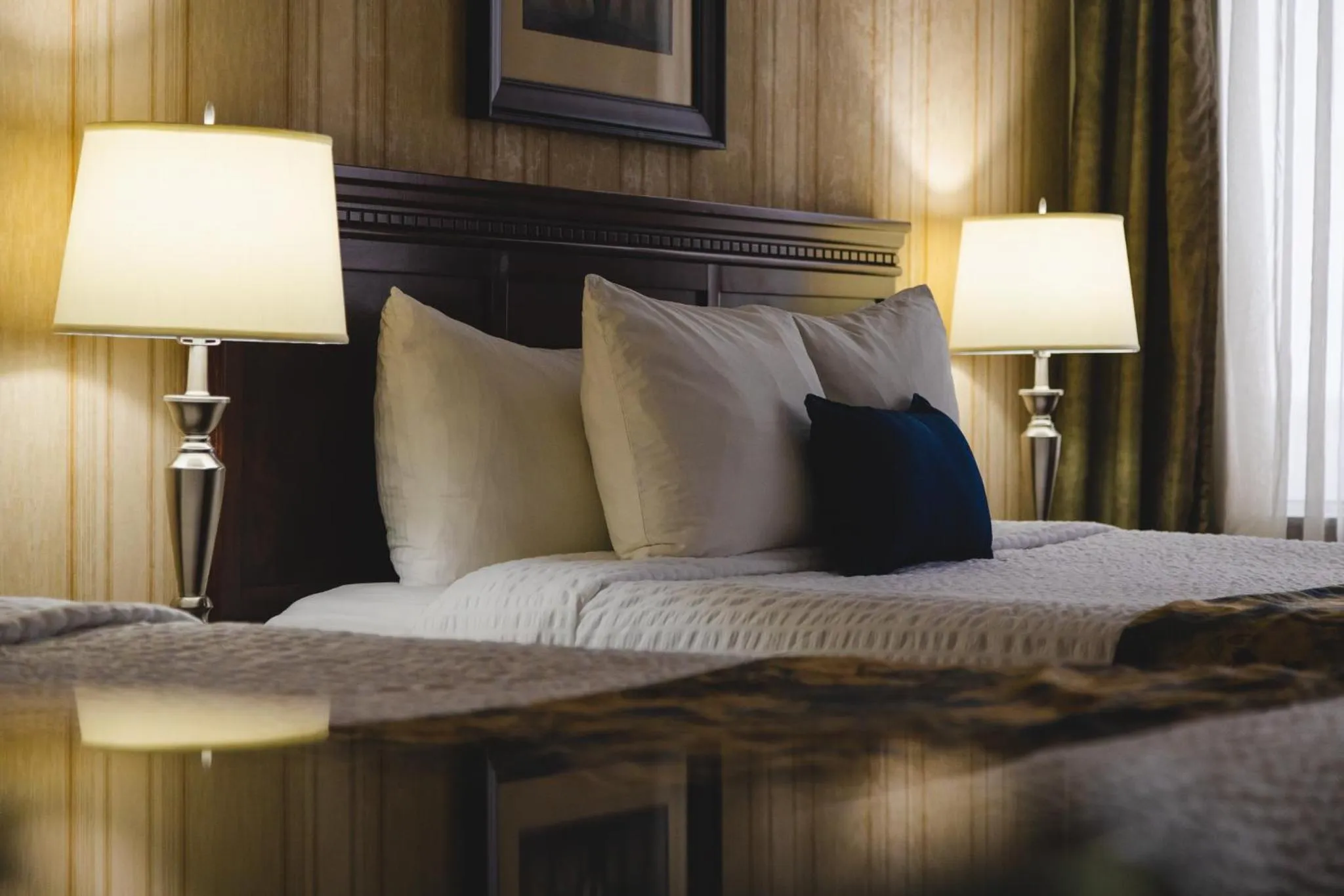 Guests, Bed in Redwood Inn & Suites