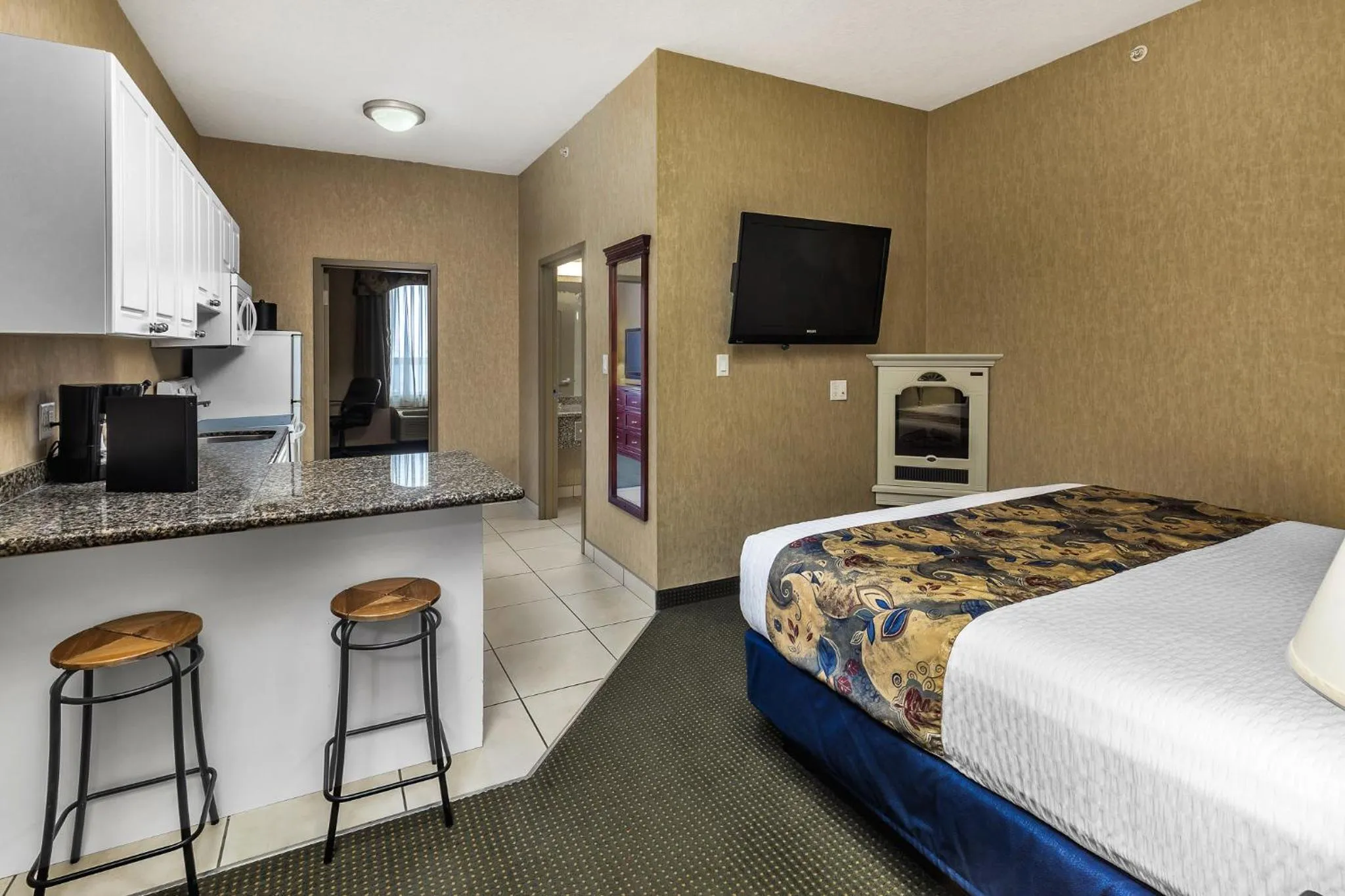 Guests, Bed in Redwood Inn & Suites