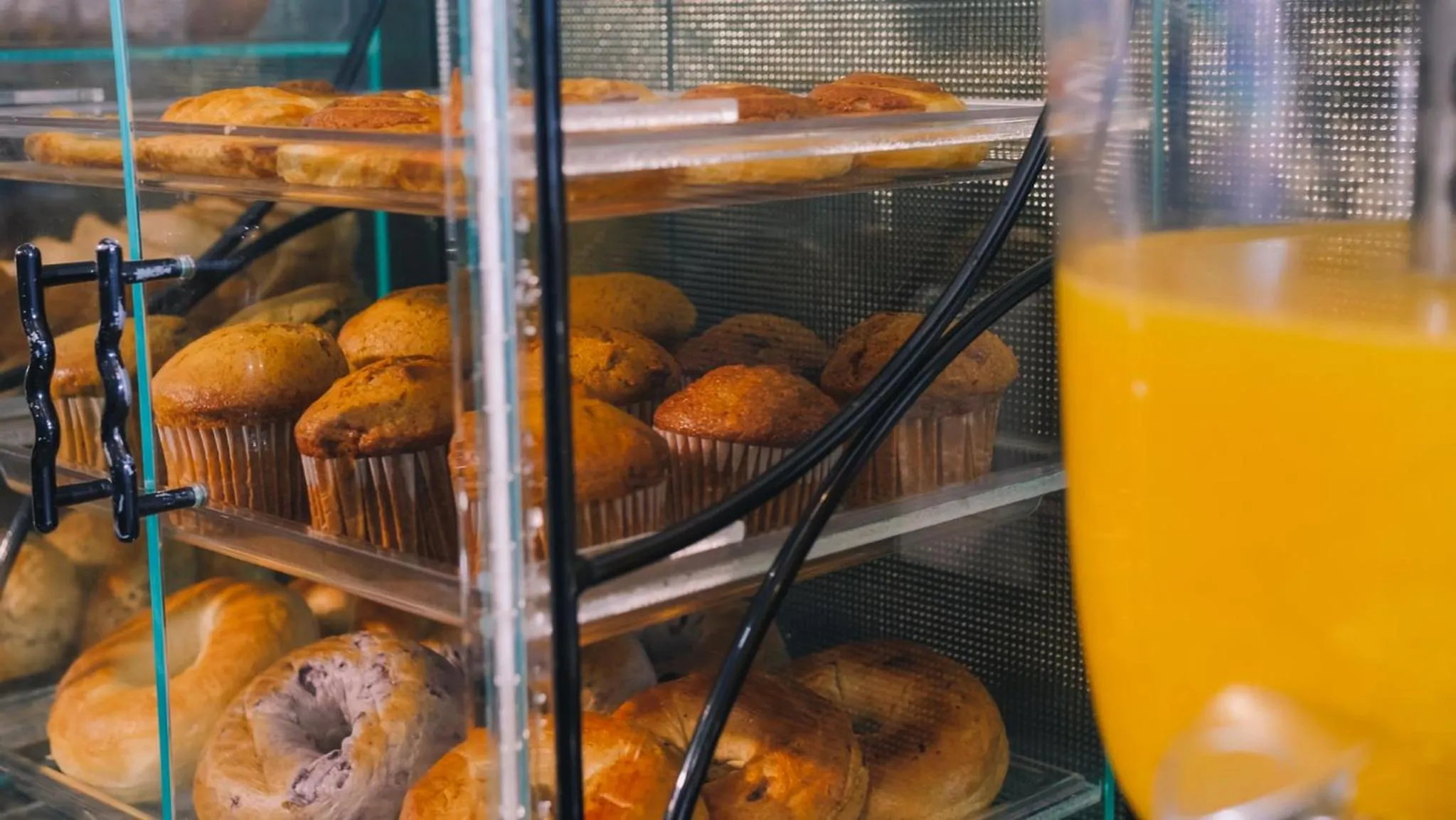 Breakfast in Redwood Inn & Suites