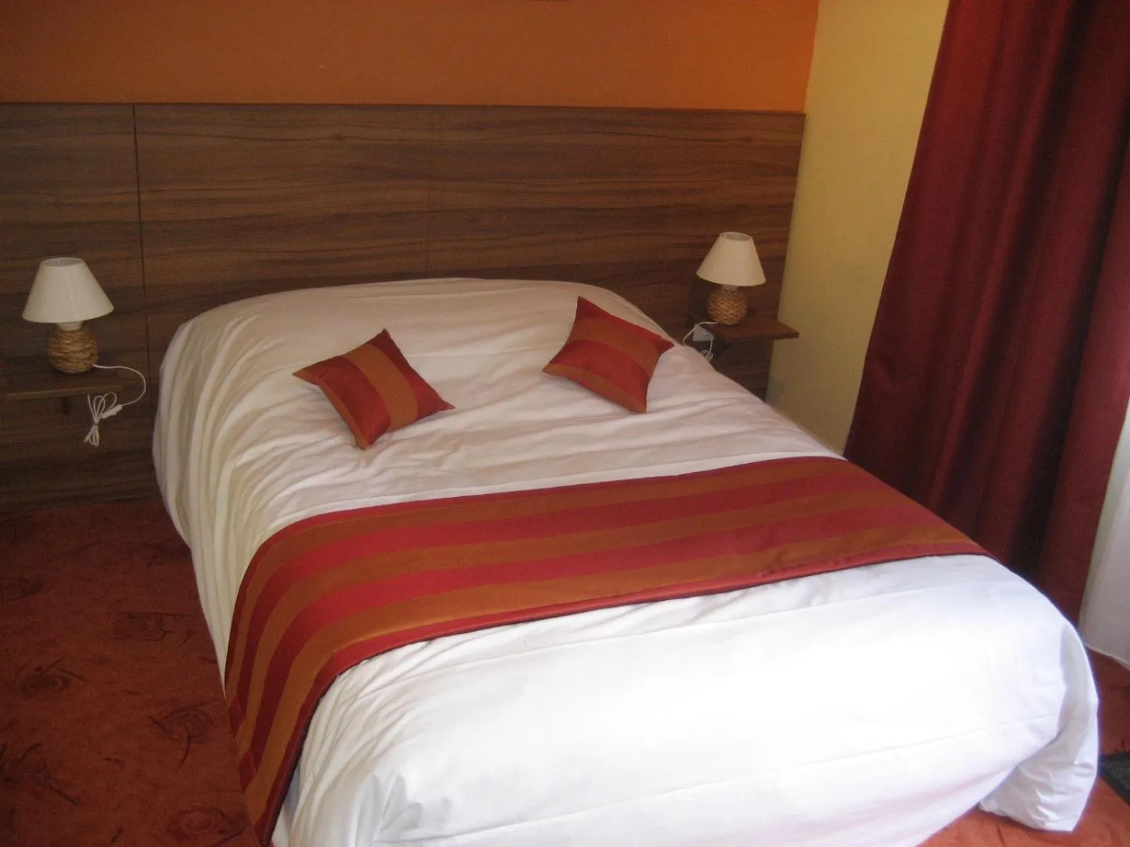 Bed in Logis Hotel Restaurant Le Cheval Blanc