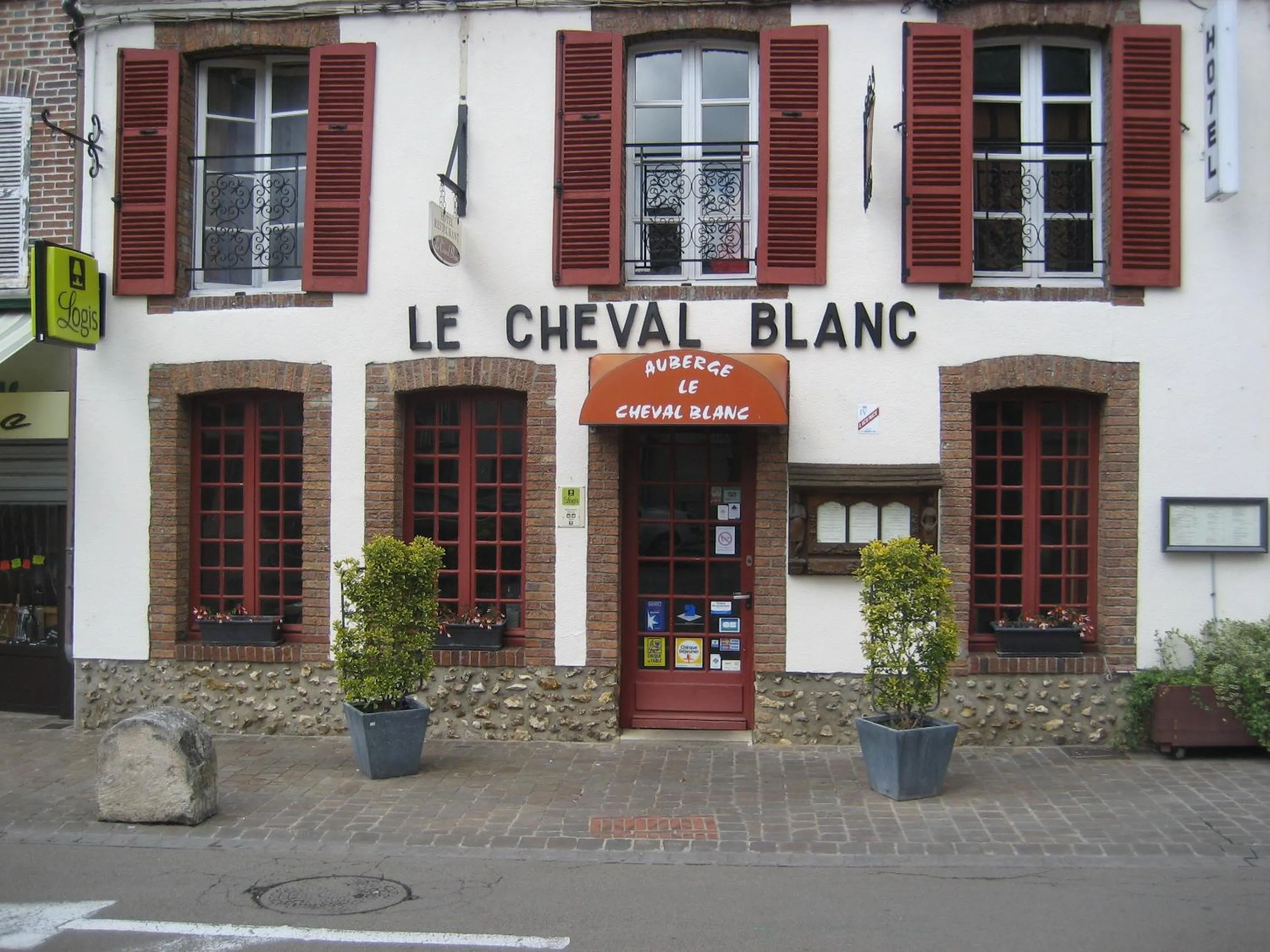 Facade/entrance in Logis Hotel Restaurant Le Cheval Blanc