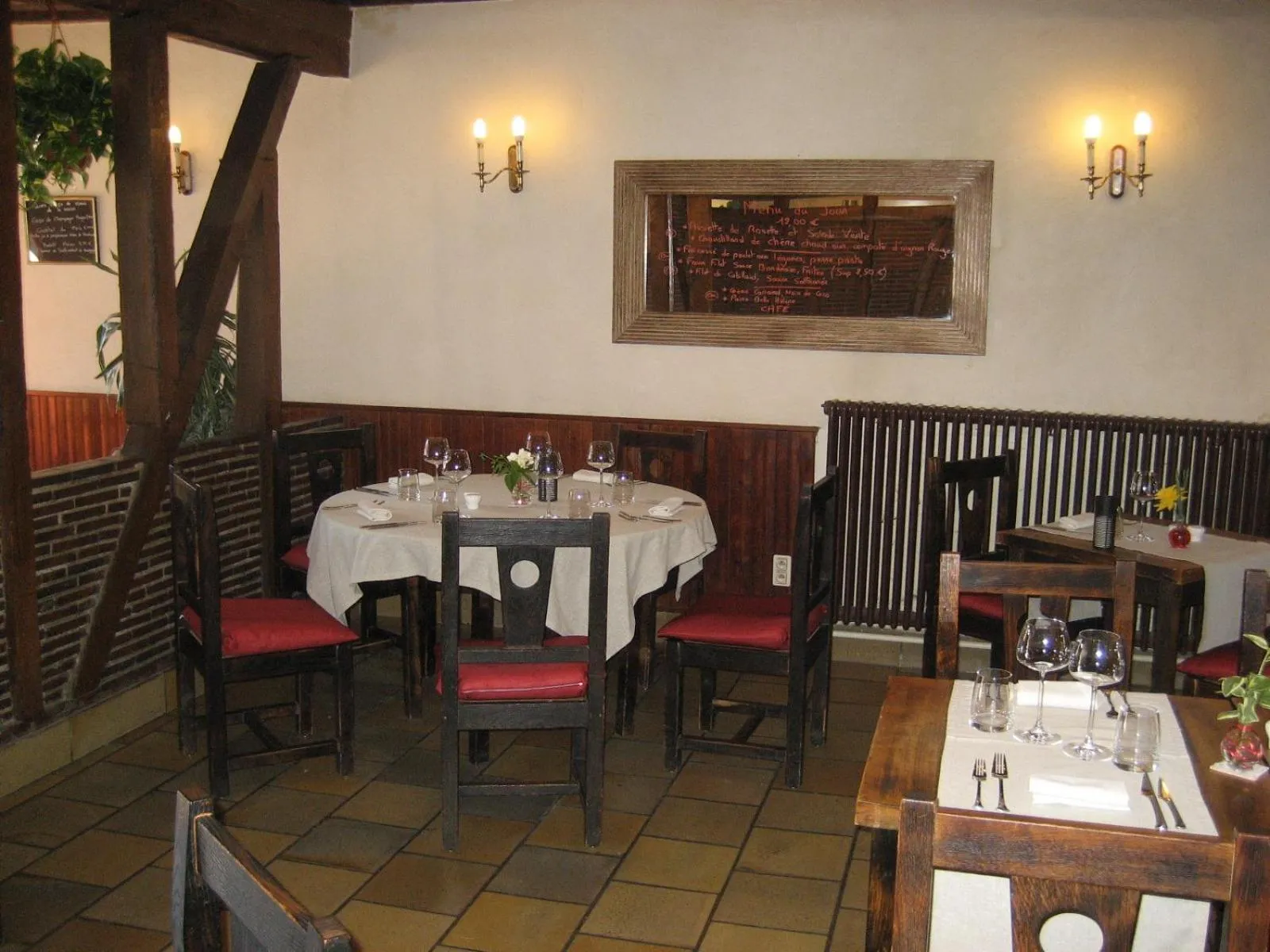 Restaurant/places to eat in Logis Hotel Restaurant Le Cheval Blanc